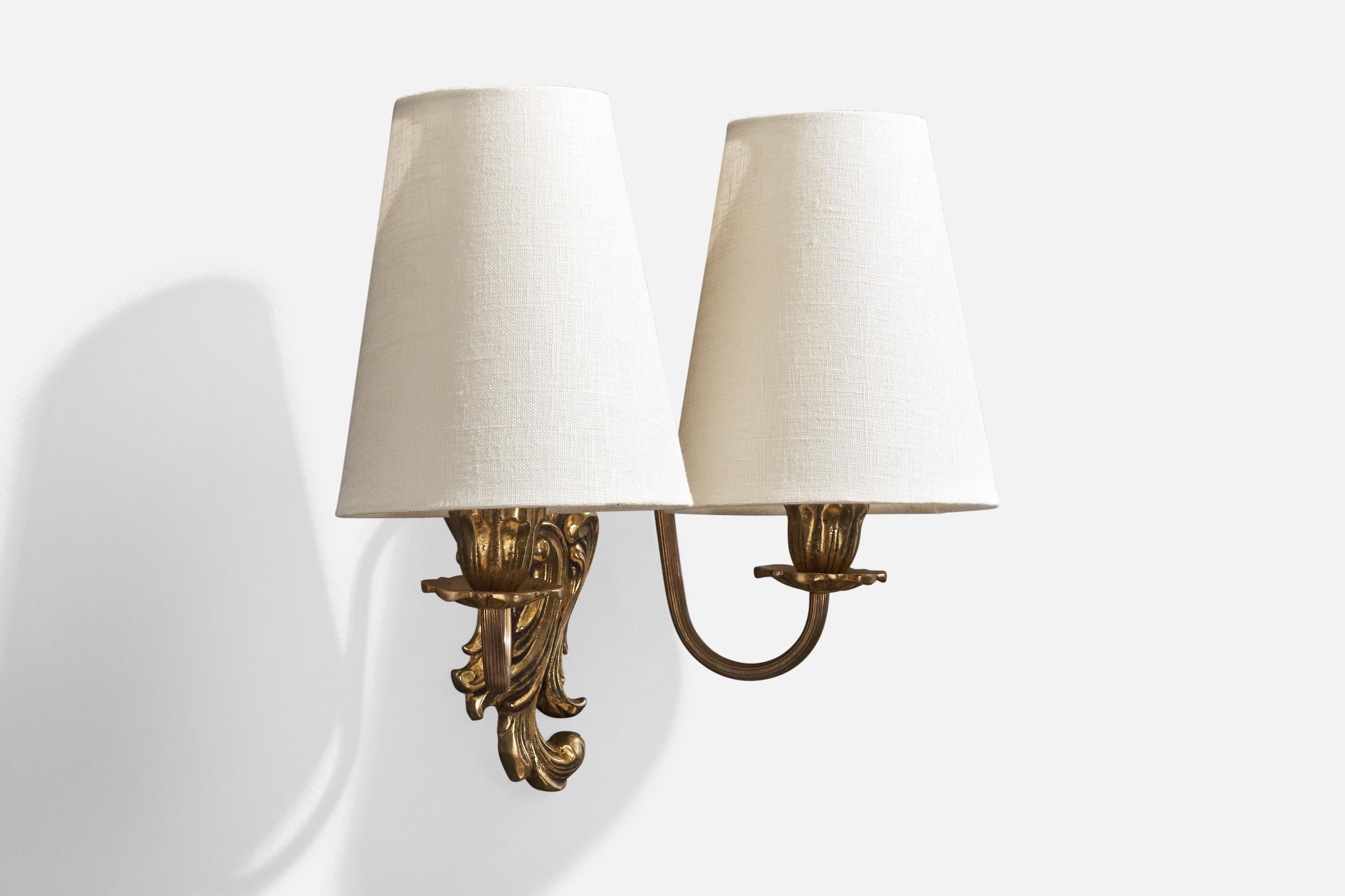 Francese Designer francese, lampada da parete, ottone, tessuto, Francia, anni '1940 in vendita
