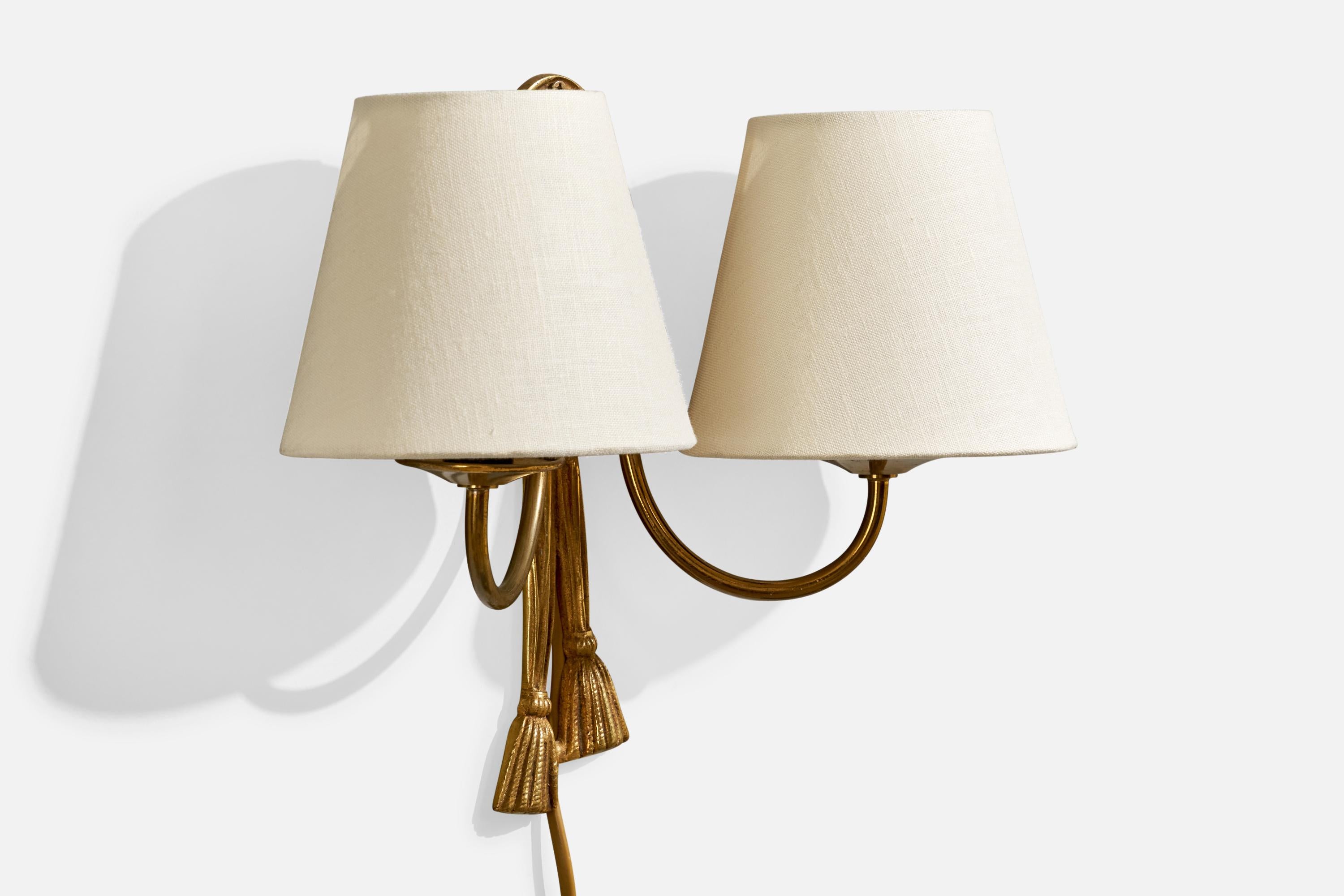 French Designer, Wall Light, Brass, Fabric, France, 1940s In Good Condition For Sale In High Point, NC