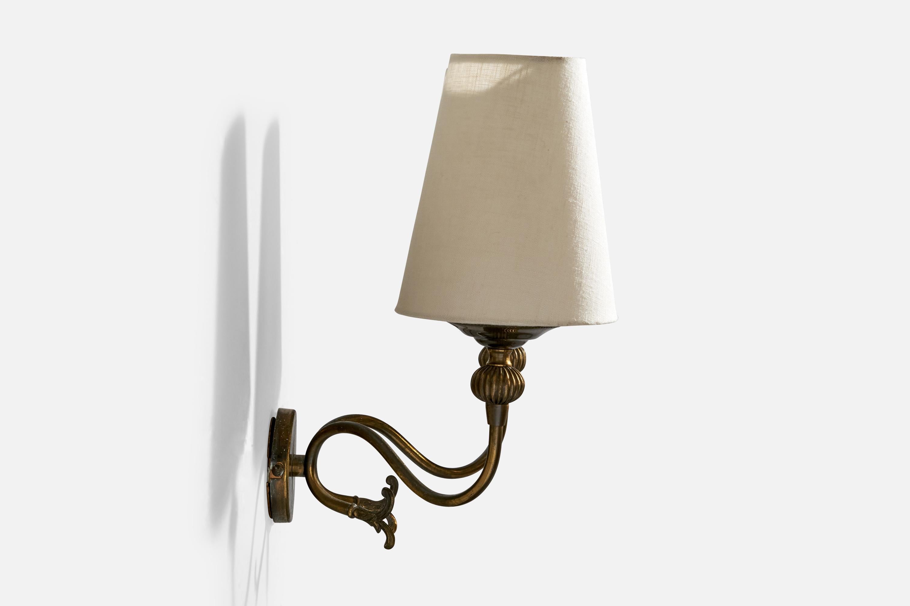 Francese Designer francese, lampada da parete, ottone, tessuto, Francia, anni '1940 in vendita