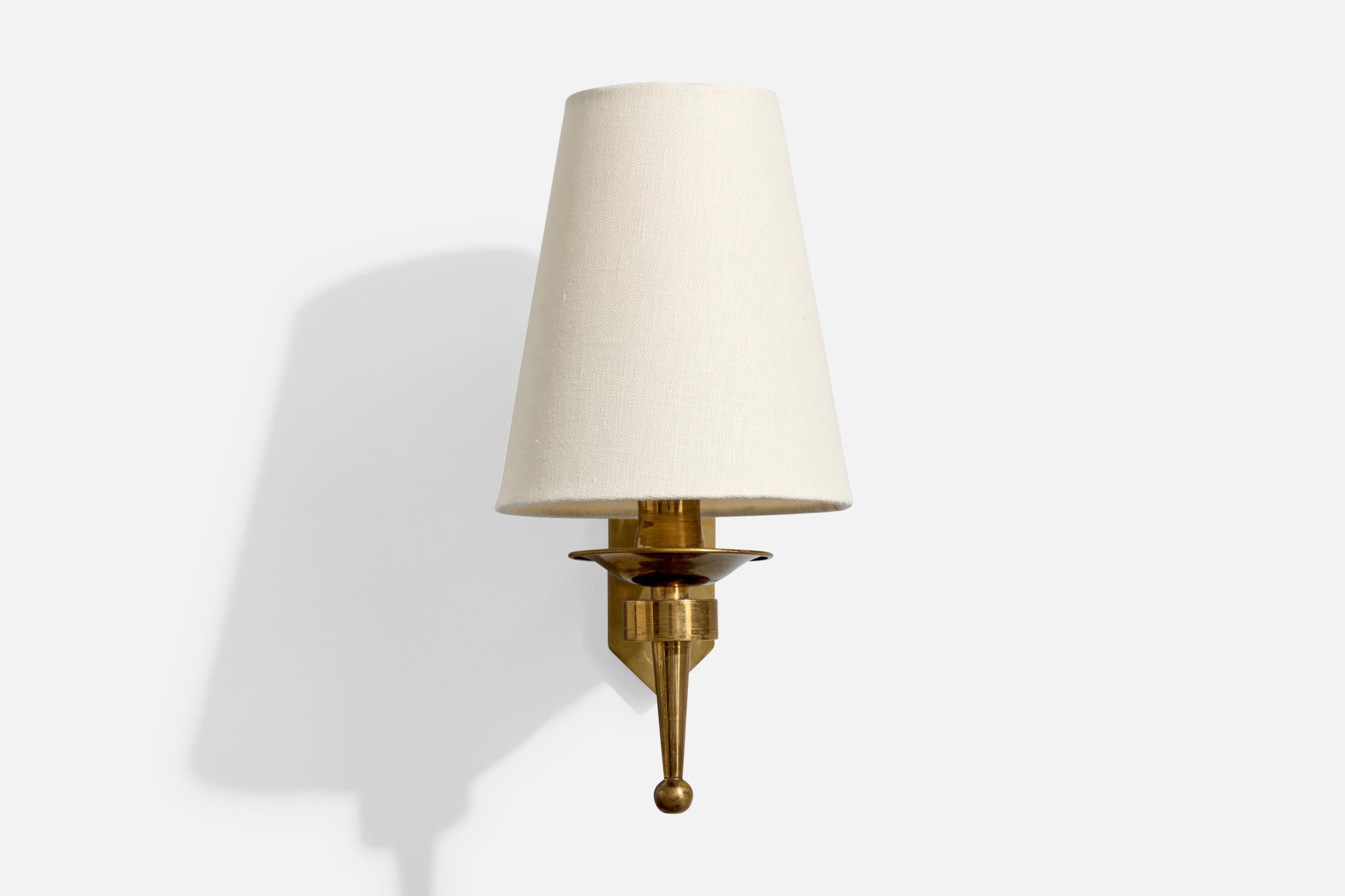 French Designer, Wall Light, Brass, Fabric, France, 1940s In Good Condition For Sale In High Point, NC