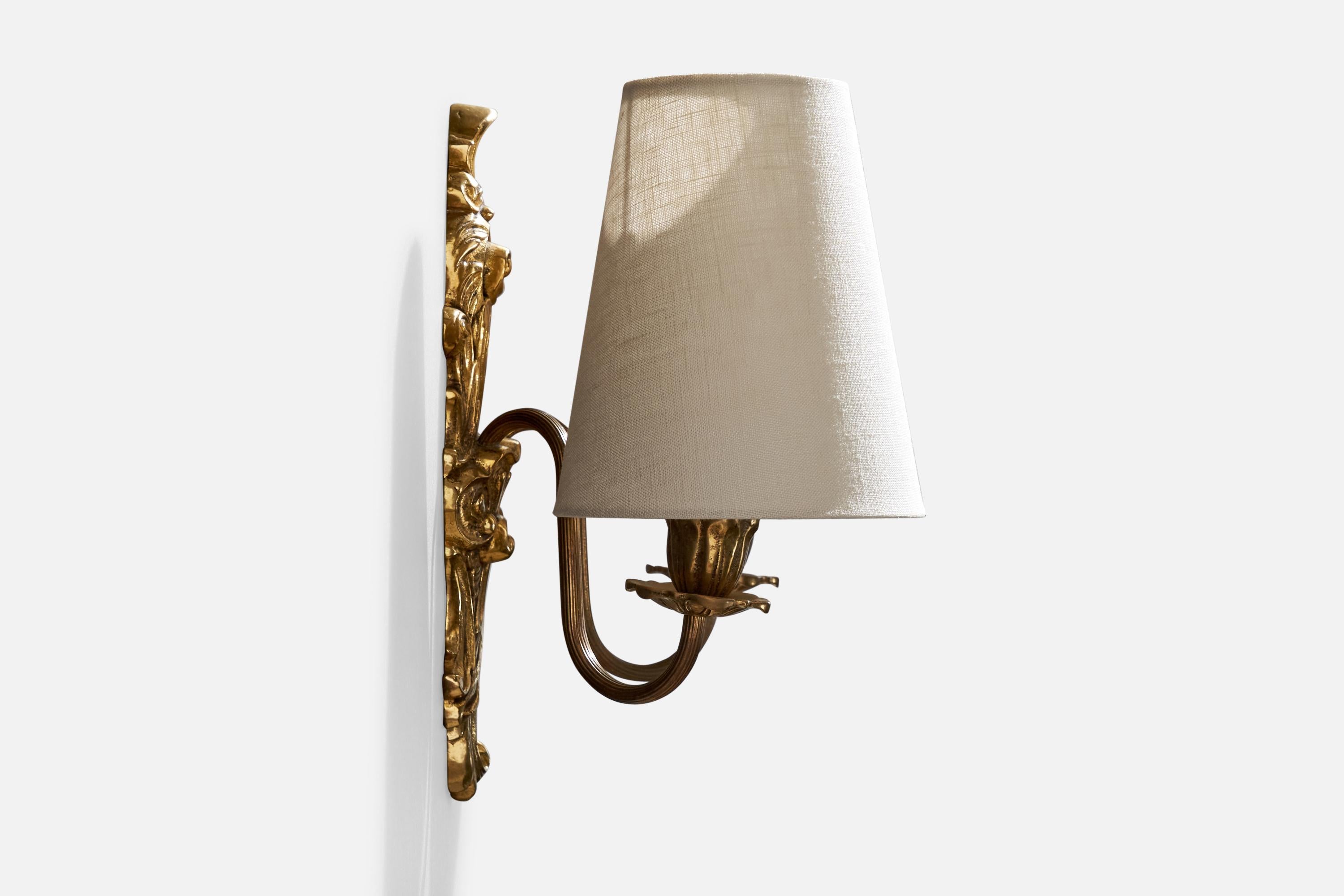 Designer francese, lampada da parete, ottone, tessuto, Francia, anni '1940 In condizioni buone in vendita a High Point, NC