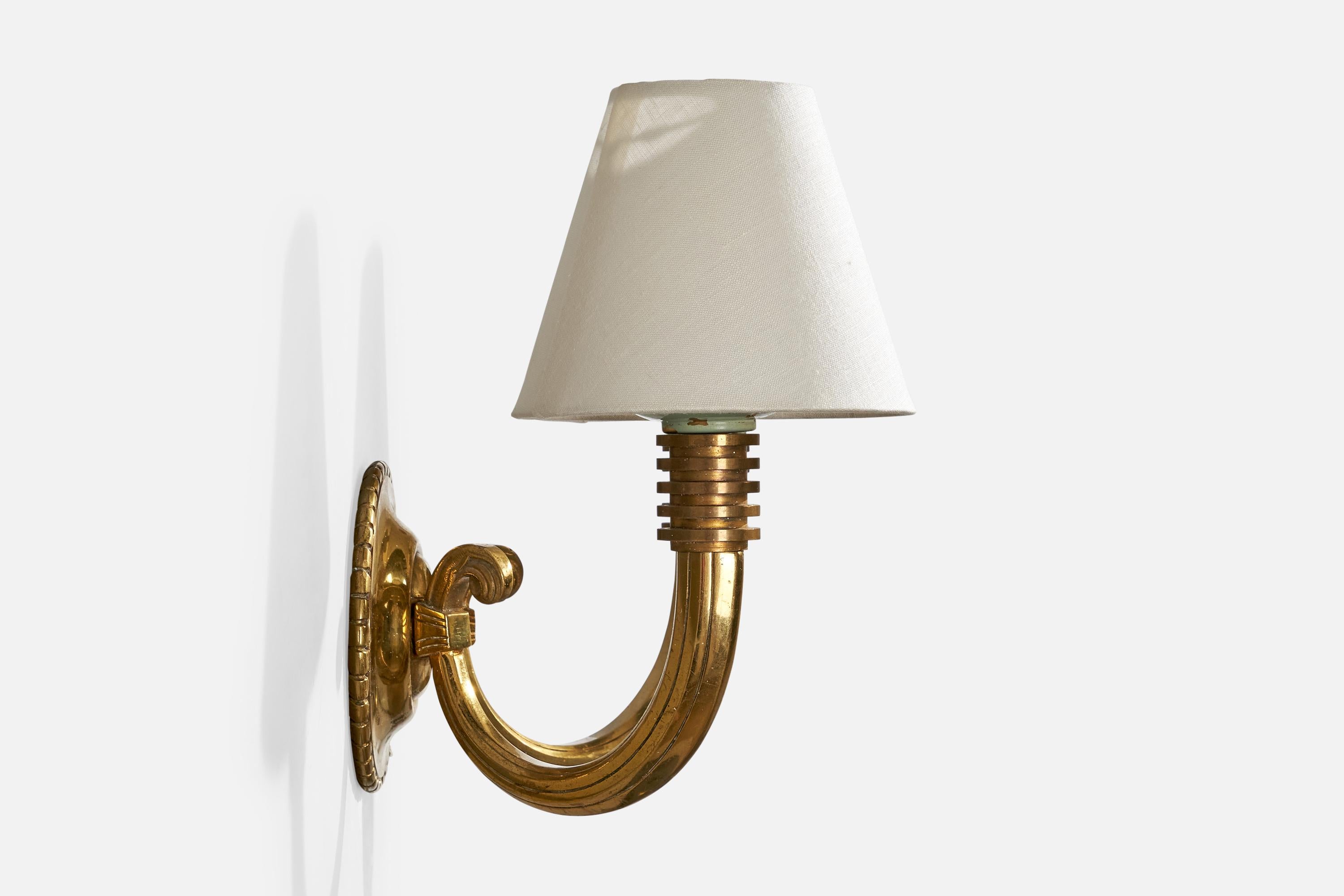 Designer francese, lampada da parete, ottone, tessuto, Francia, anni '1940 In condizioni buone in vendita a High Point, NC