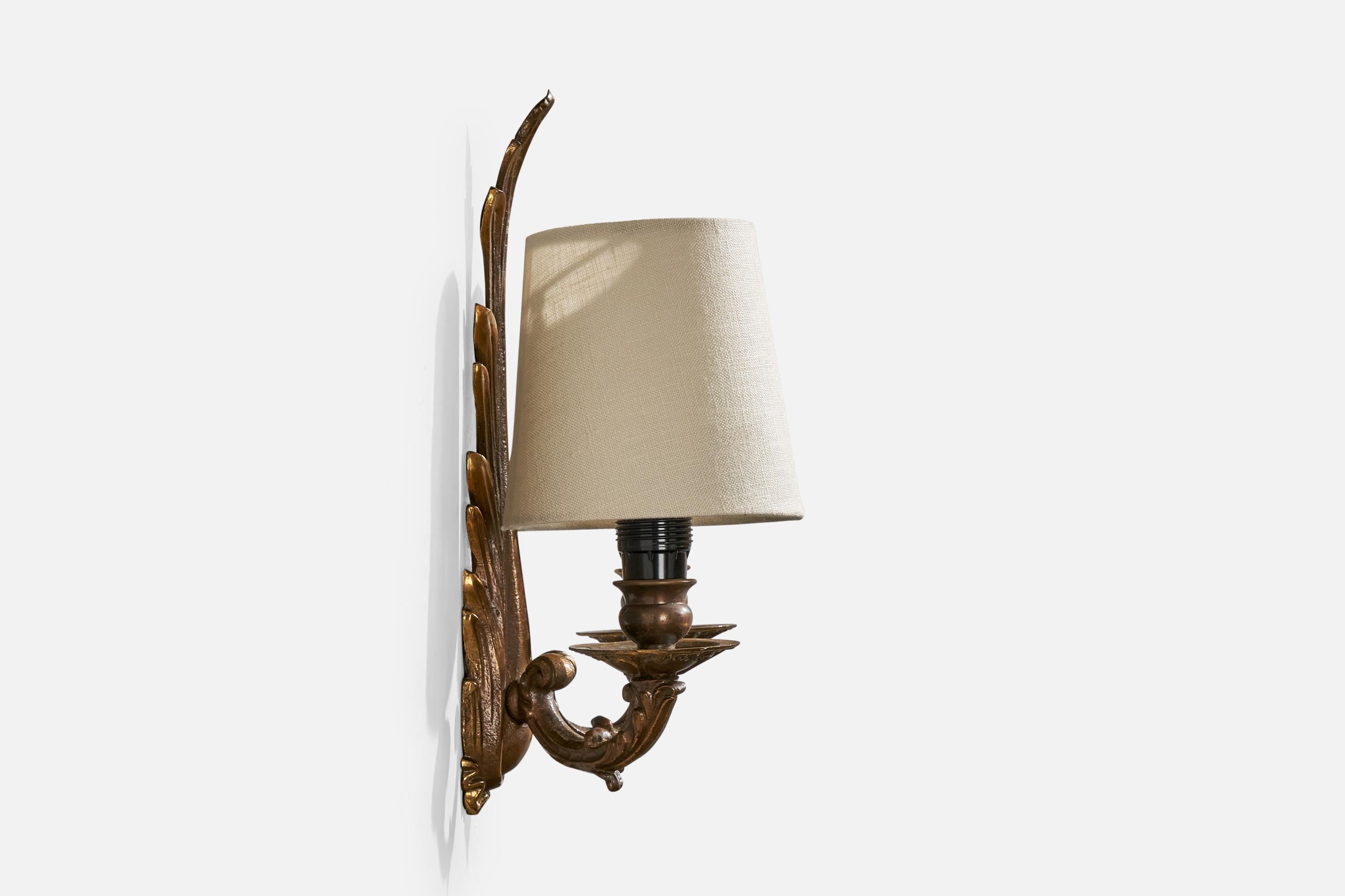 French Designer, Wall Light, Brass, Fabric, France, 1940s In Good Condition For Sale In High Point, NC