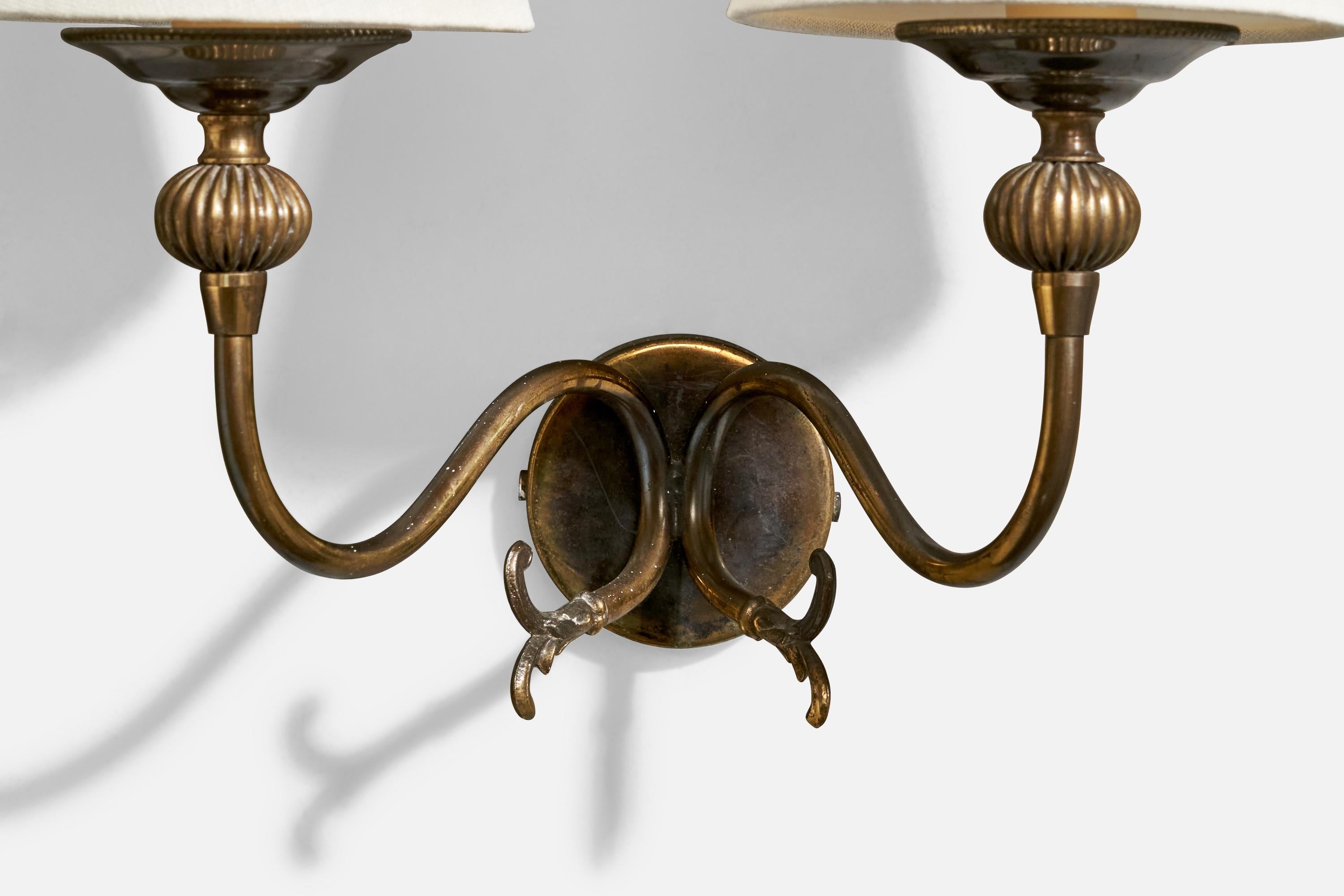 Designer francese, lampada da parete, ottone, tessuto, Francia, anni '1940 In condizioni discrete in vendita a High Point, NC