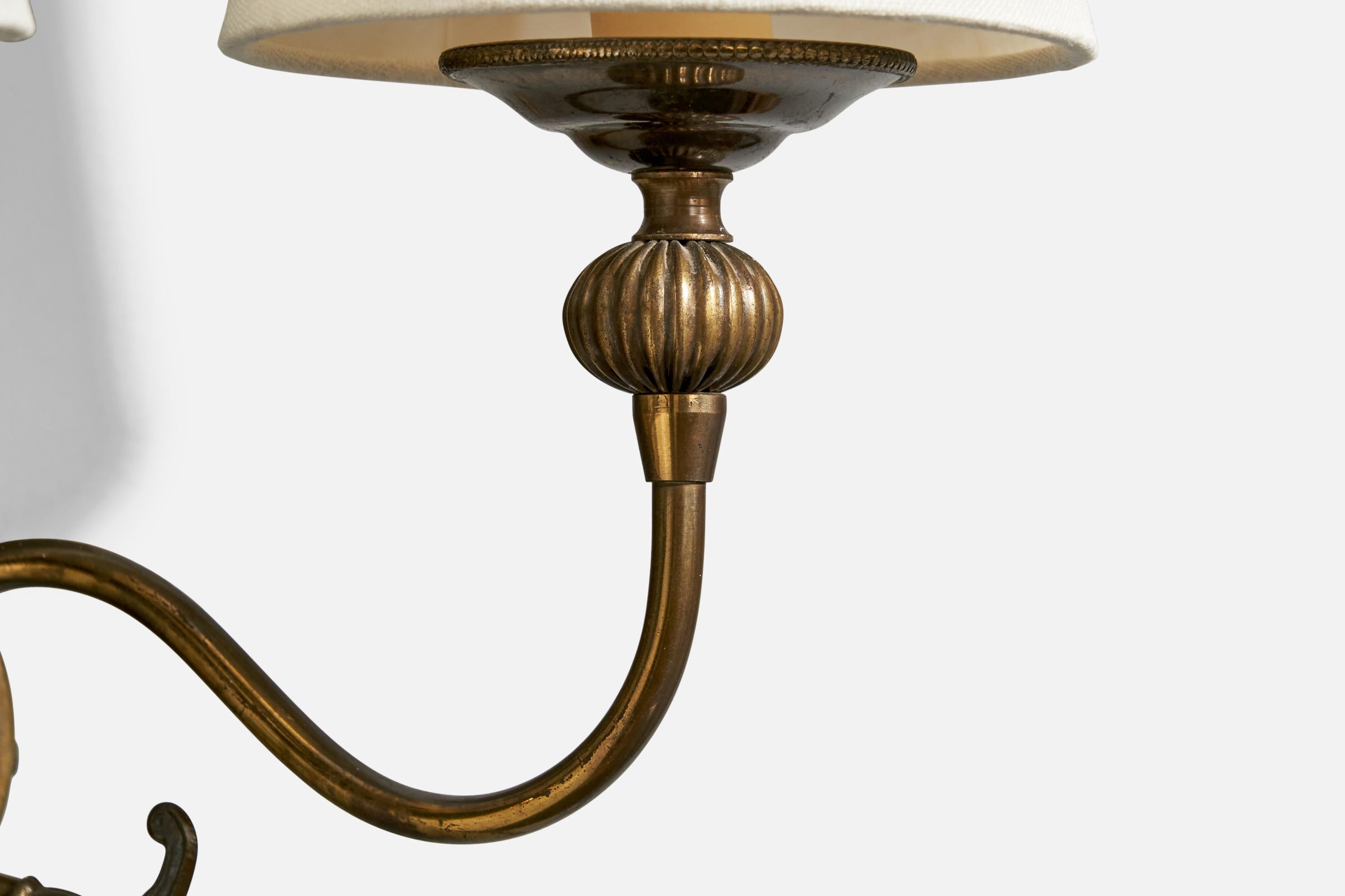 Ottone Designer francese, lampada da parete, ottone, tessuto, Francia, anni '1940 in vendita