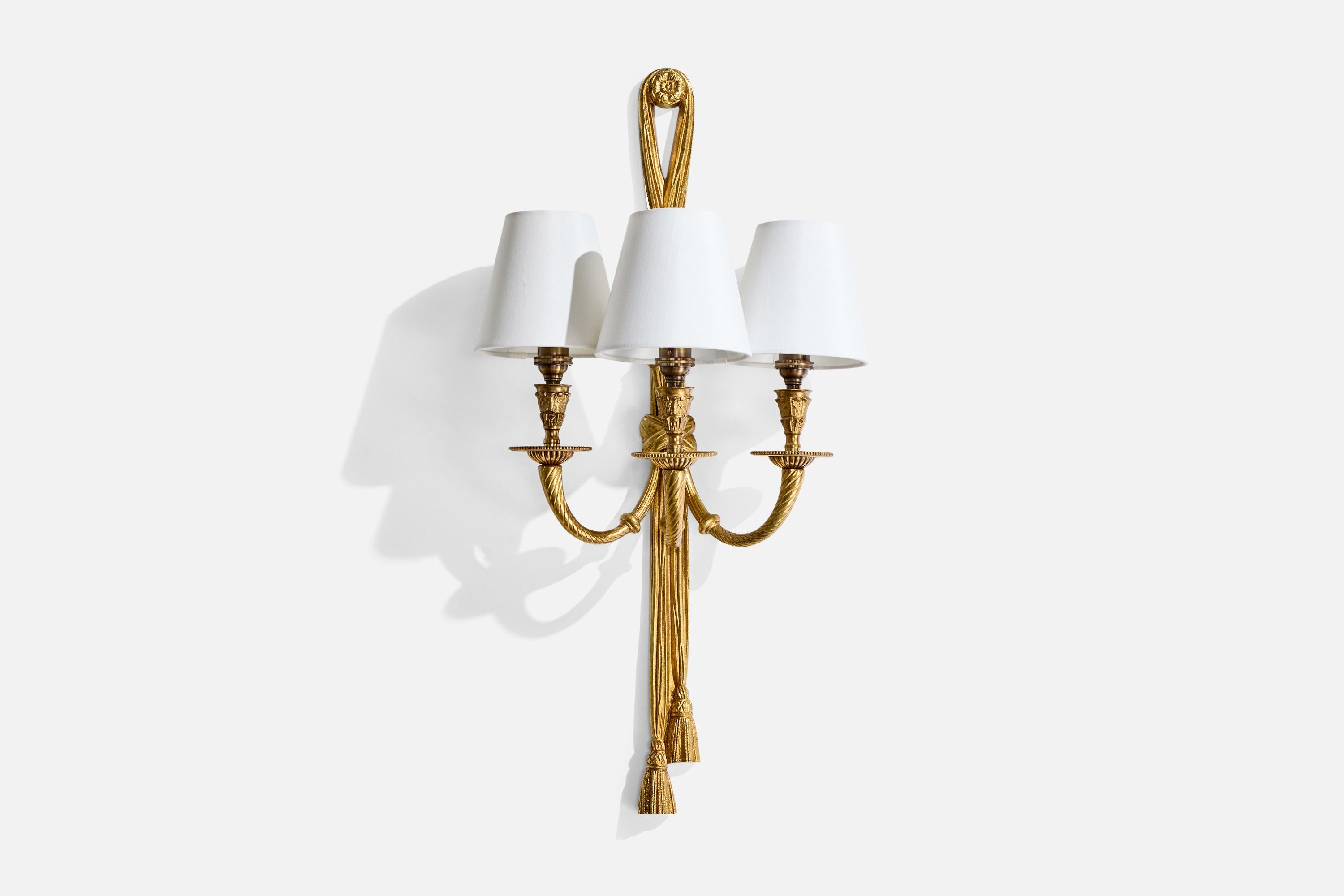 A brass and white fabric wall light likely designed and produced in France, c. 1950s.

Overall Dimensions (Inches): 25.5