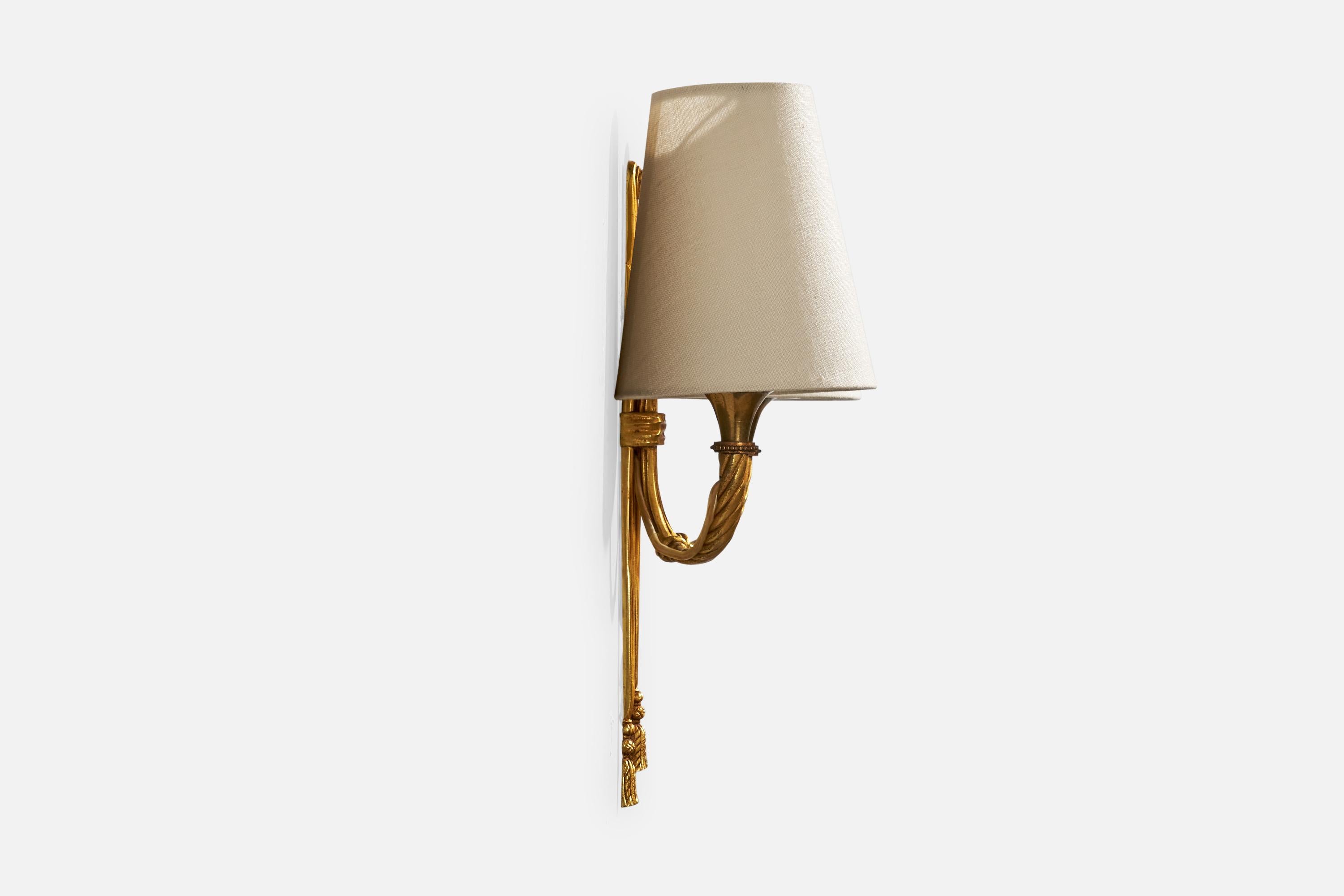 Designer francese, lampada da parete, ottone, tessuto, Francia, anni '1950 In condizioni buone in vendita a High Point, NC