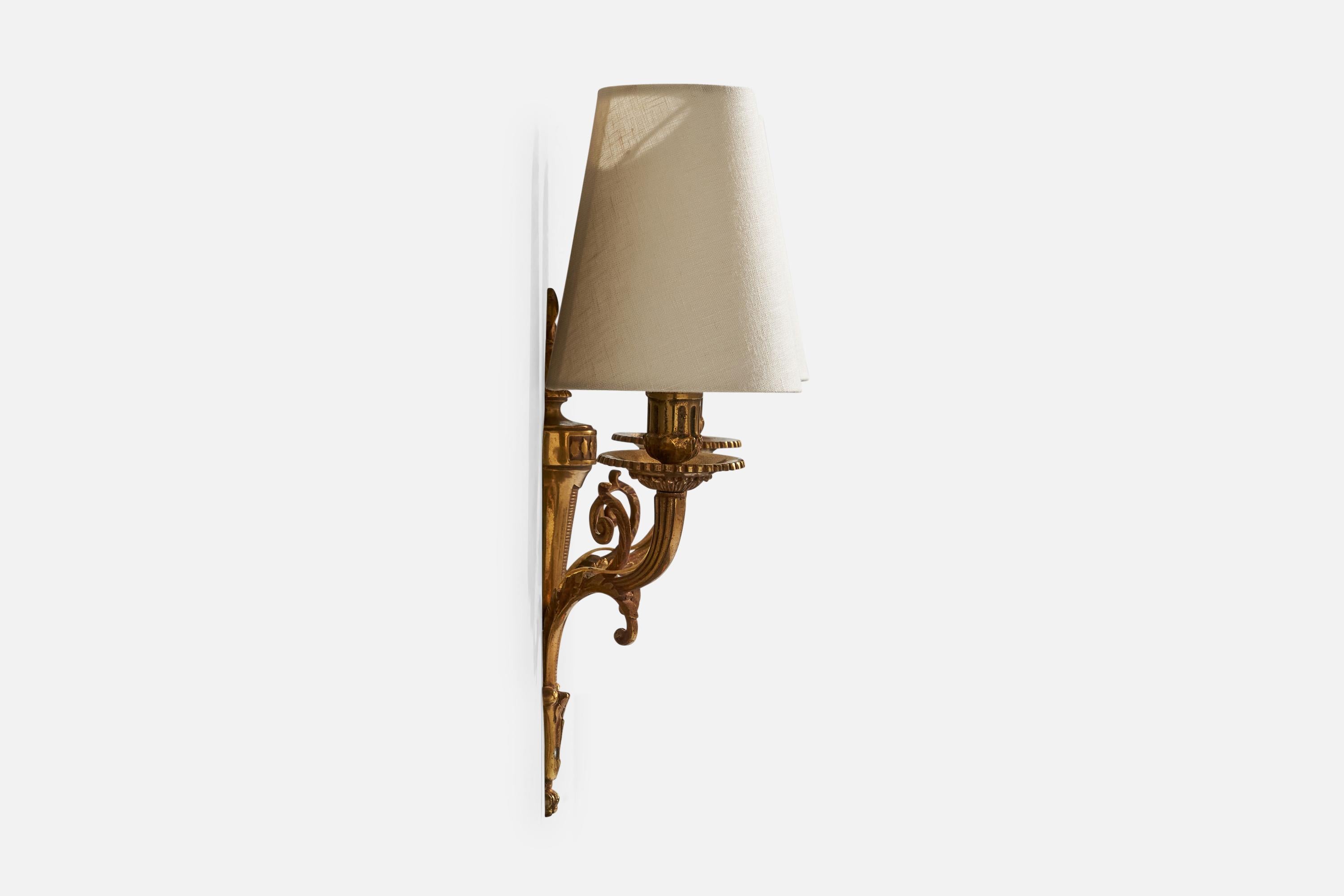 Designer francese, lampada da parete, ottone, tessuto, Francia, anni '1950 In condizioni buone in vendita a High Point, NC