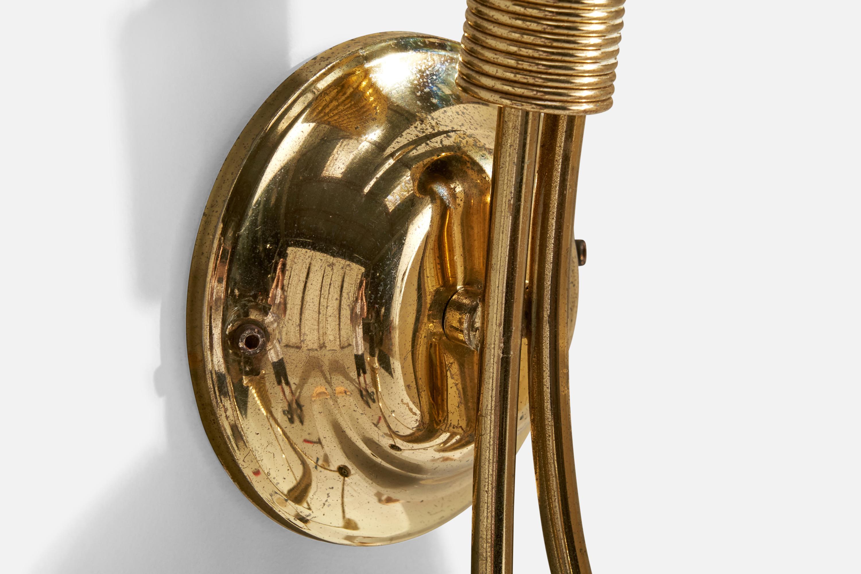 Designer francese, lampada da parete, ottone, tessuto, Francia, anni '1950 In condizioni buone in vendita a High Point, NC