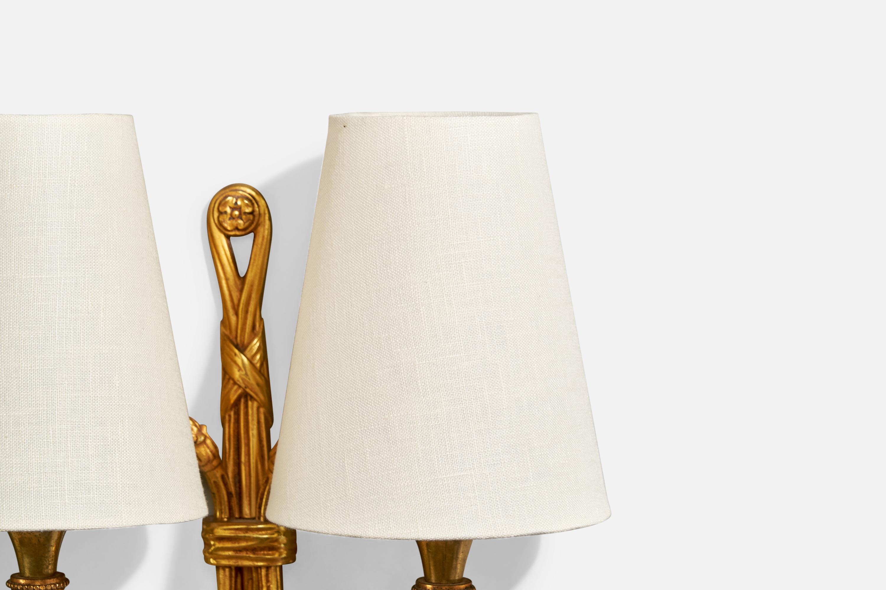 Metà XX secolo Designer francese, lampada da parete, ottone, tessuto, Francia, anni '1950 in vendita