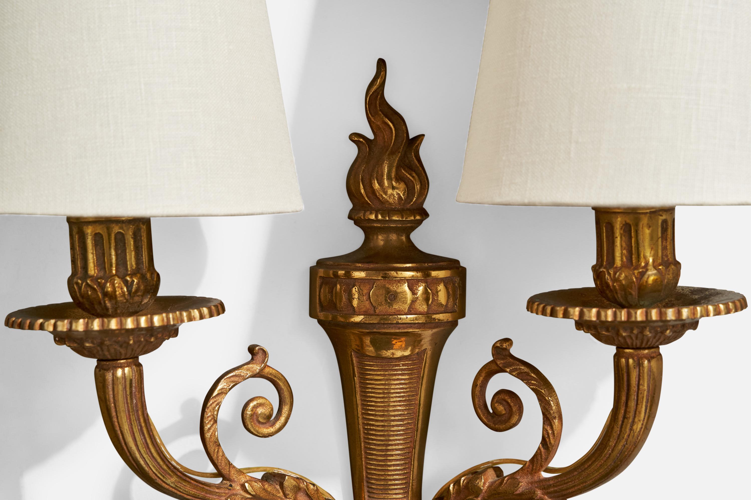 Metà XX secolo Designer francese, lampada da parete, ottone, tessuto, Francia, anni '1950 in vendita