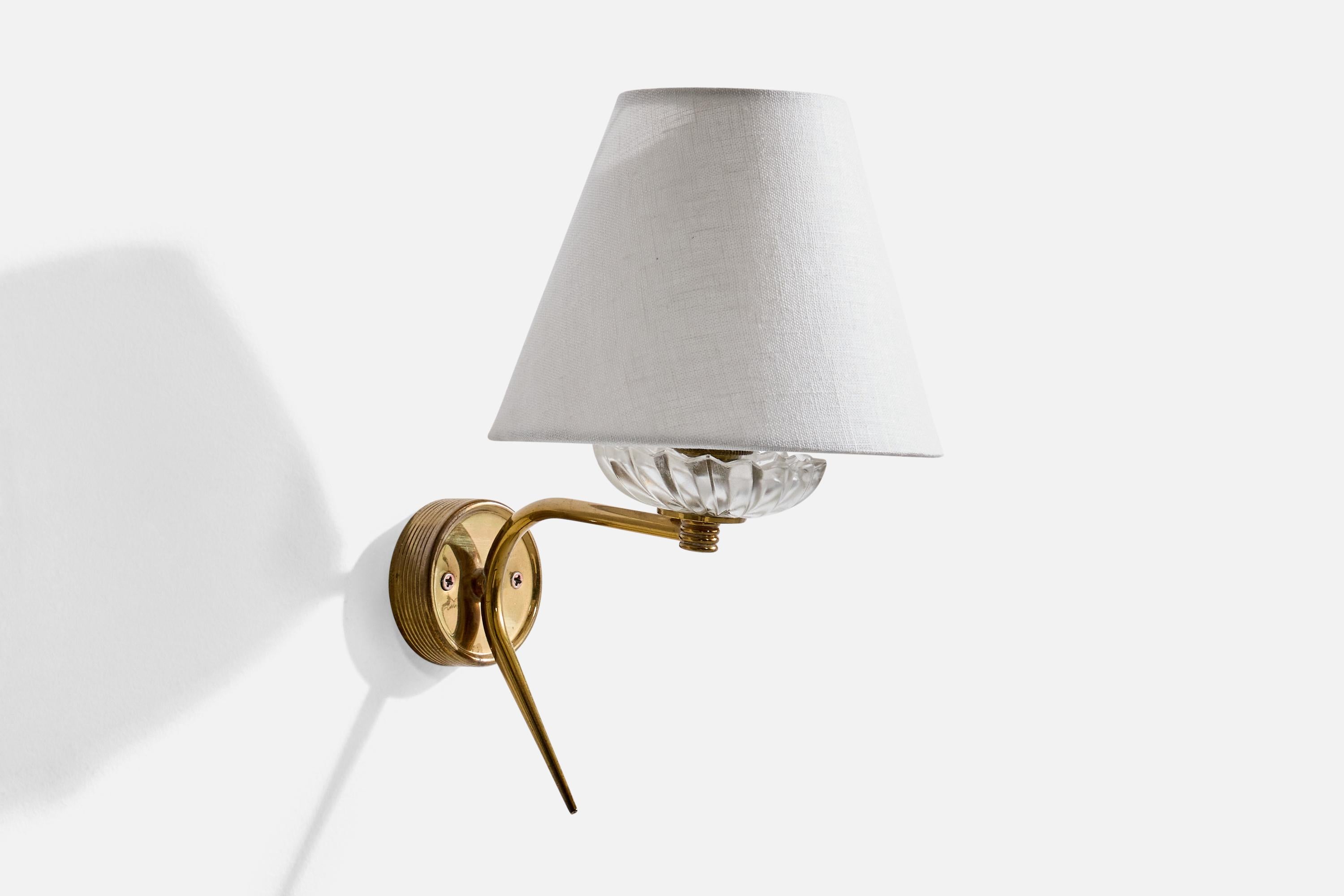 French Designer, Wall Light, Brass, Glass, Fabric, France, 1950s In Good Condition For Sale In High Point, NC
