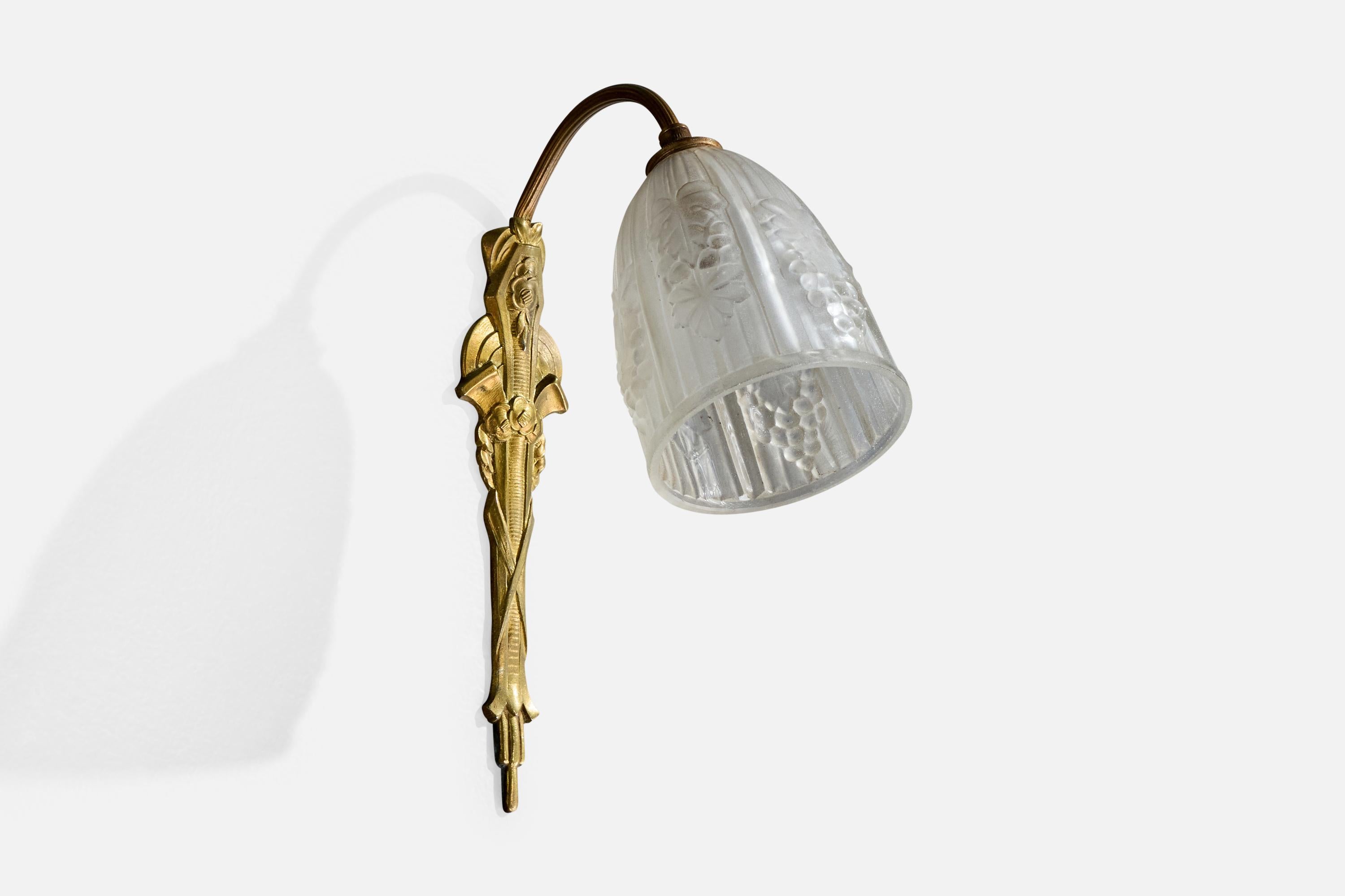 Eine Wandleuchte aus Messing und Glas, wahrscheinlich in Frankreich entworfen und hergestellt, ca. 1930.

Gesamtabmessungen (Zoll): 11,25 