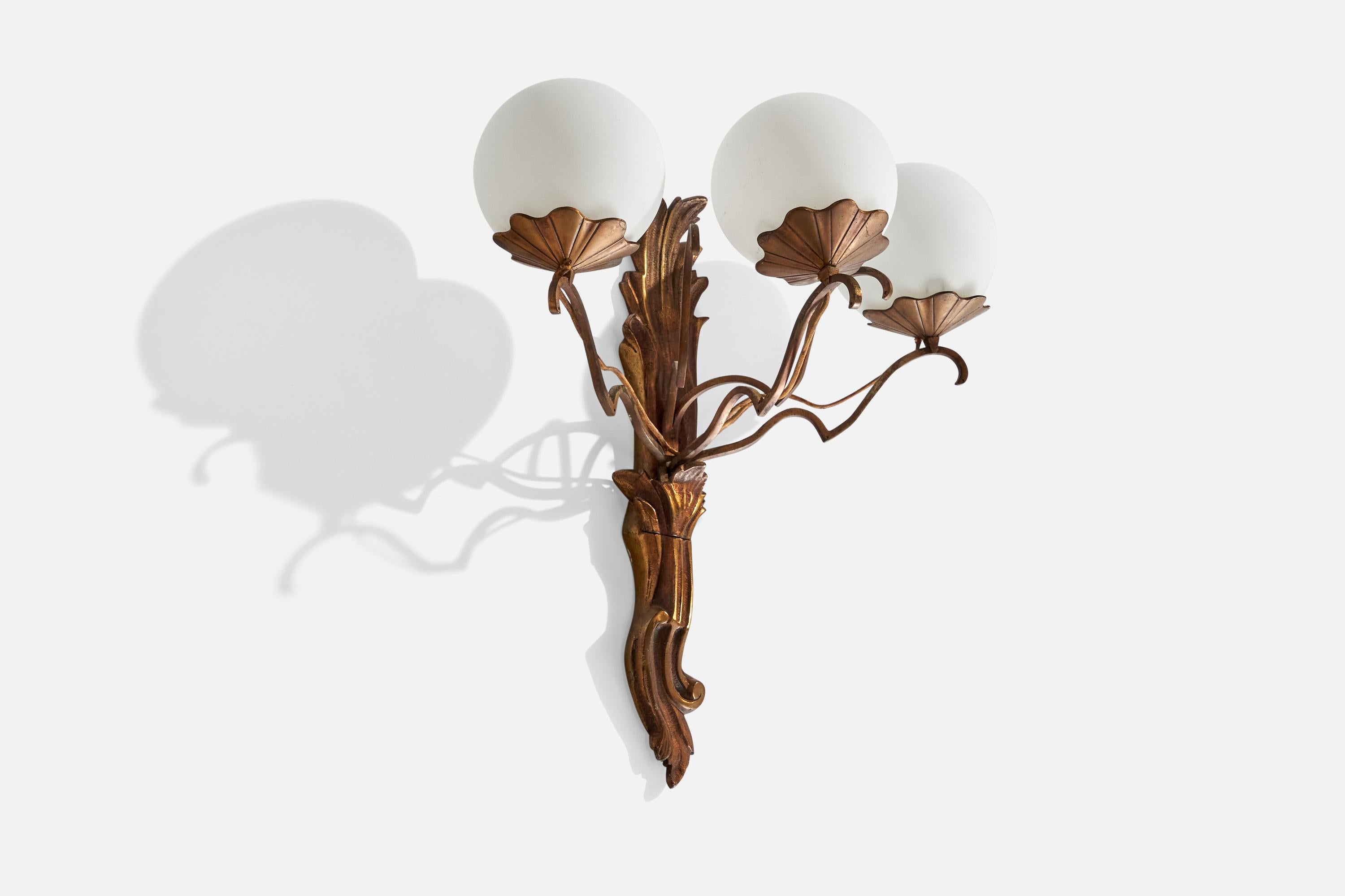 French Designer, Wall Light, Brass, Glass, France, 1930s In Good Condition For Sale In High Point, NC