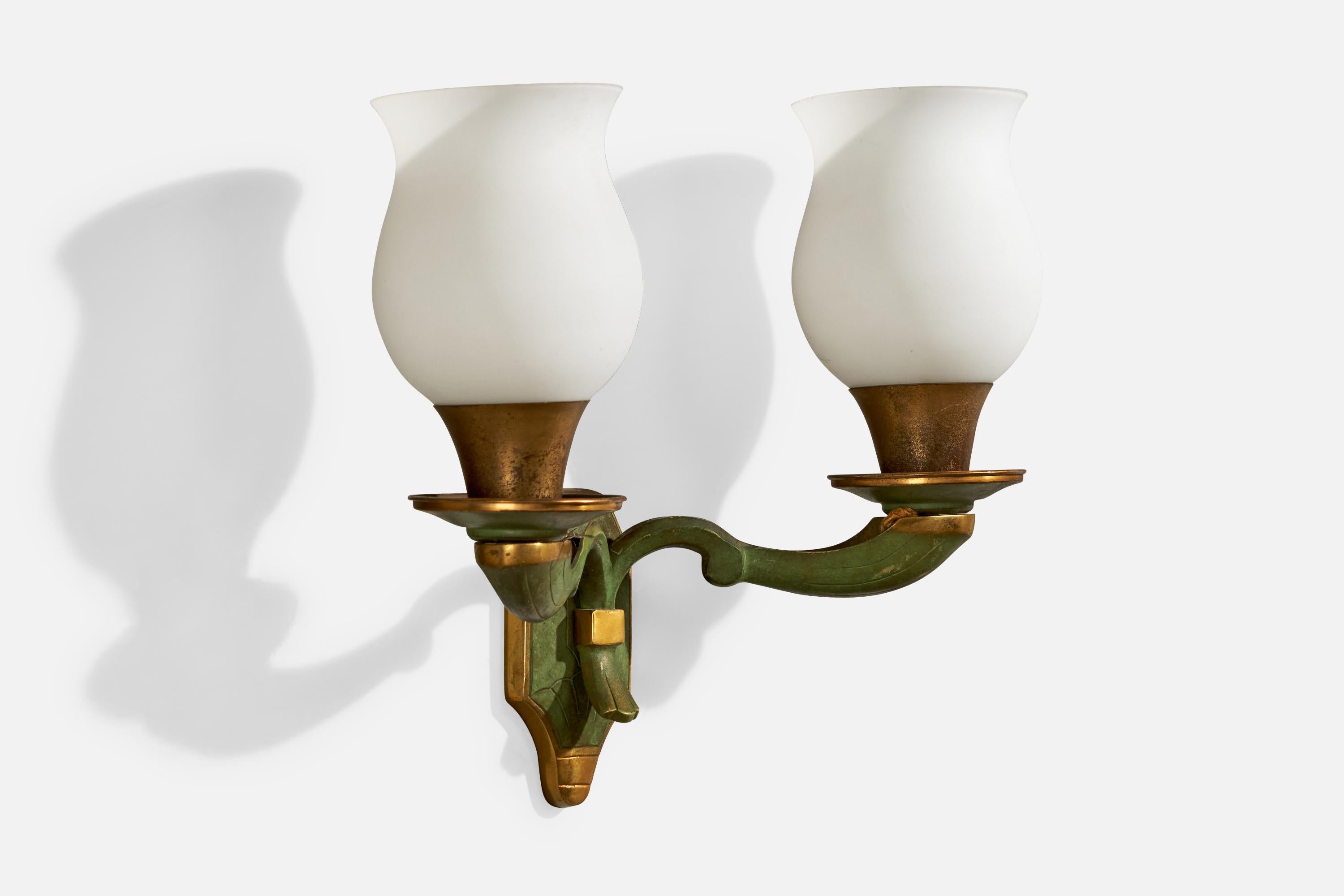 French Designer, Wall Light, Brass, Glass, France, 1930s In Good Condition For Sale In High Point, NC