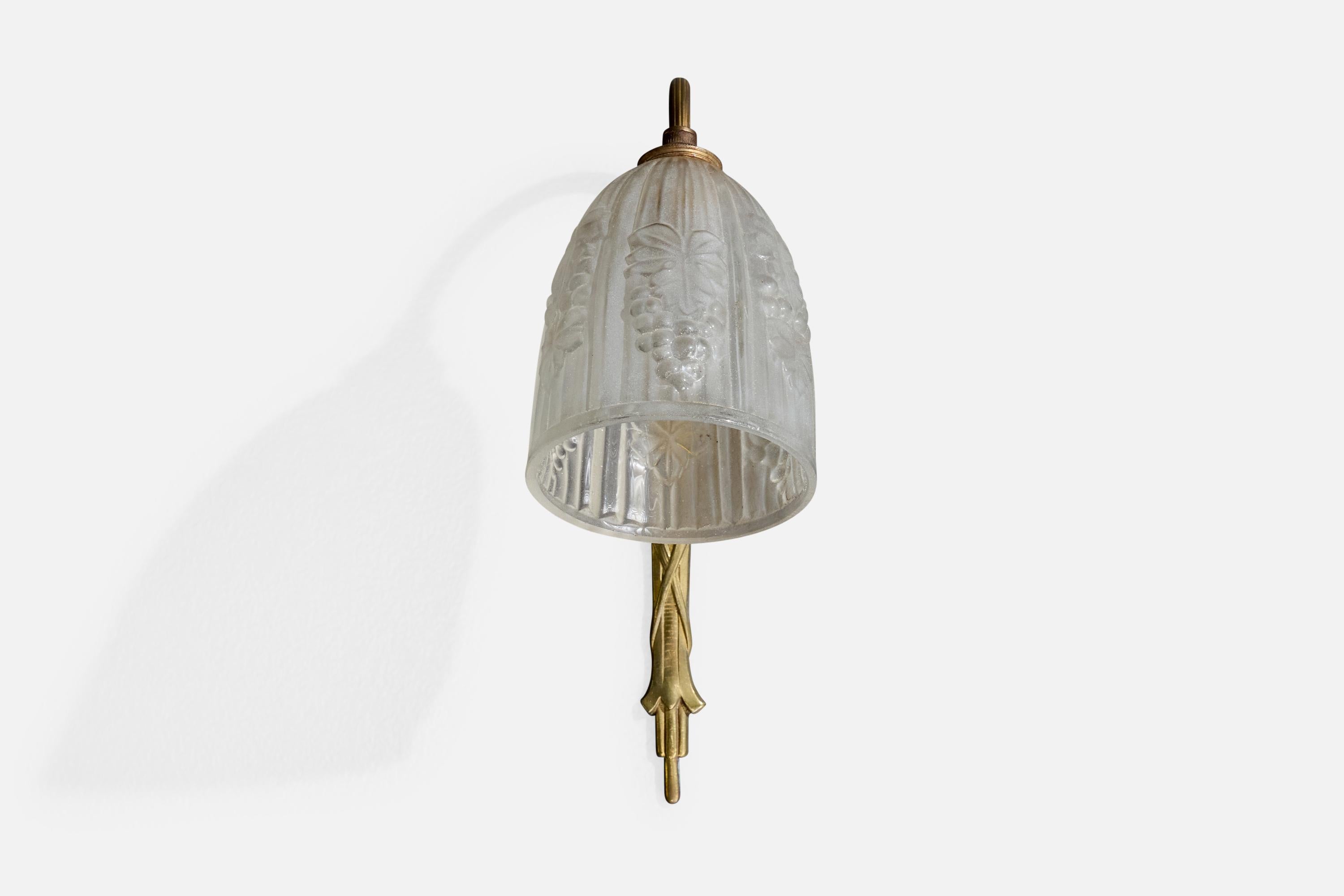 Französische Designerin, Wandleuchte, Messing, Glas, Frankreich, 1930er Jahre (Moderne der Mitte des Jahrhunderts) im Angebot