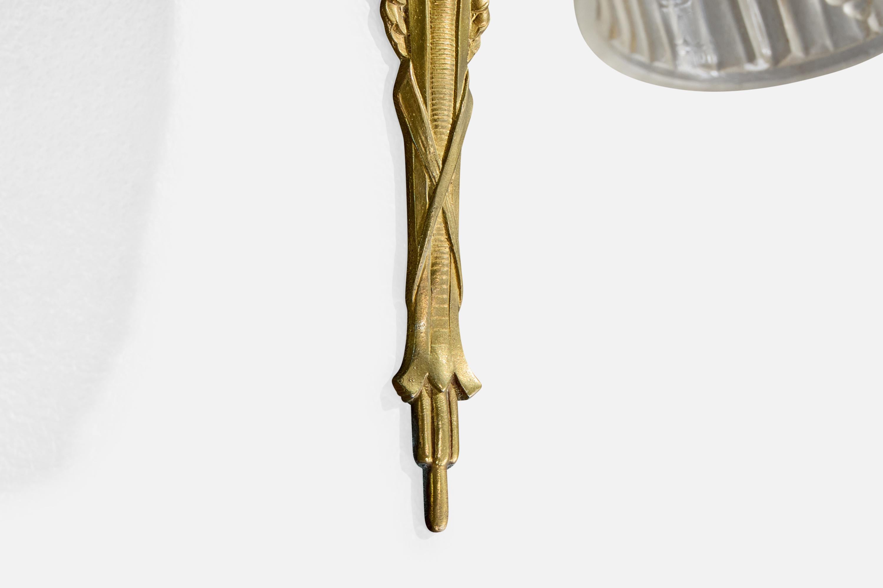 Französische Designerin, Wandleuchte, Messing, Glas, Frankreich, 1930er Jahre (Mitte des 20. Jahrhunderts) im Angebot