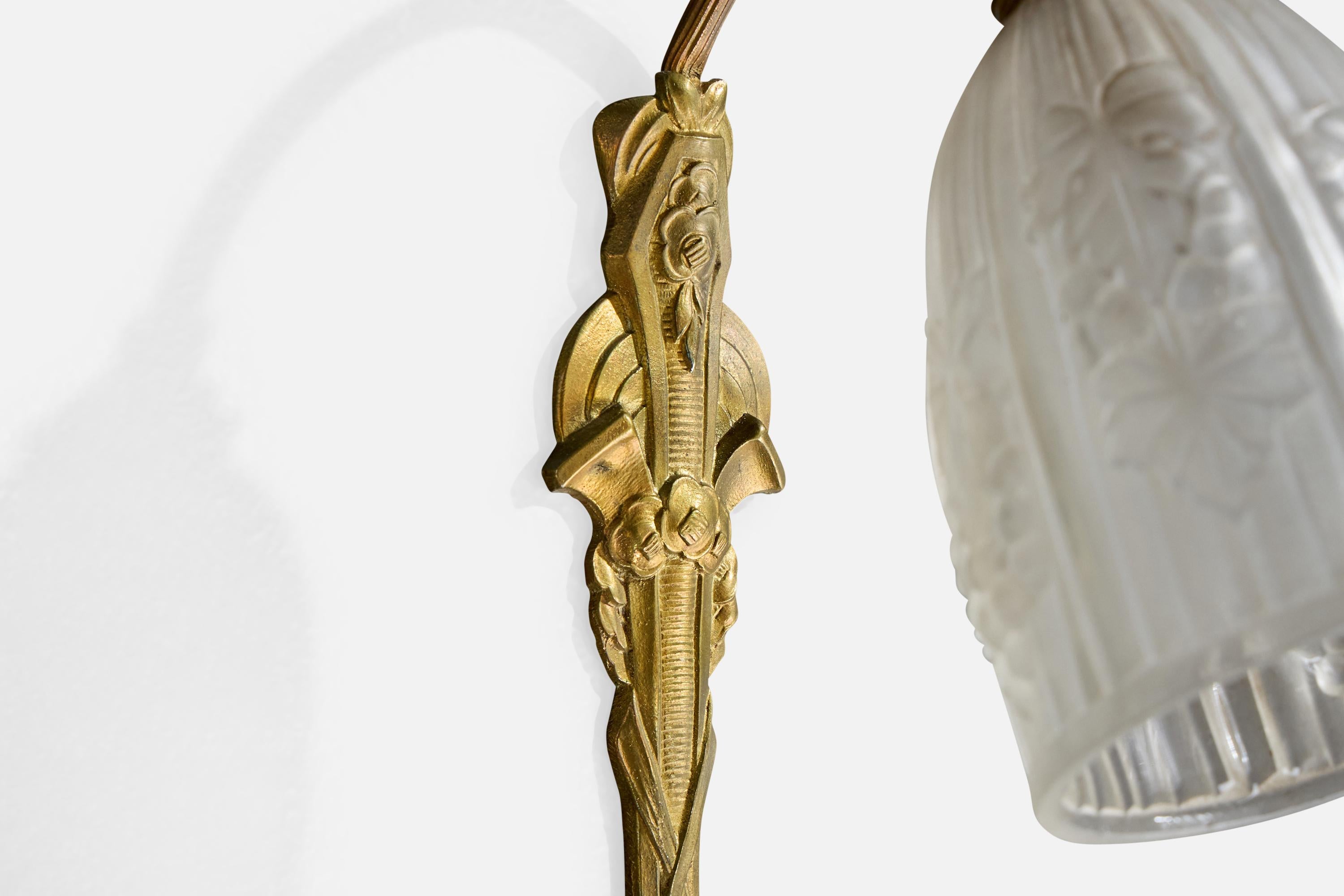 Französische Designerin, Wandleuchte, Messing, Glas, Frankreich, 1930er Jahre im Angebot 1