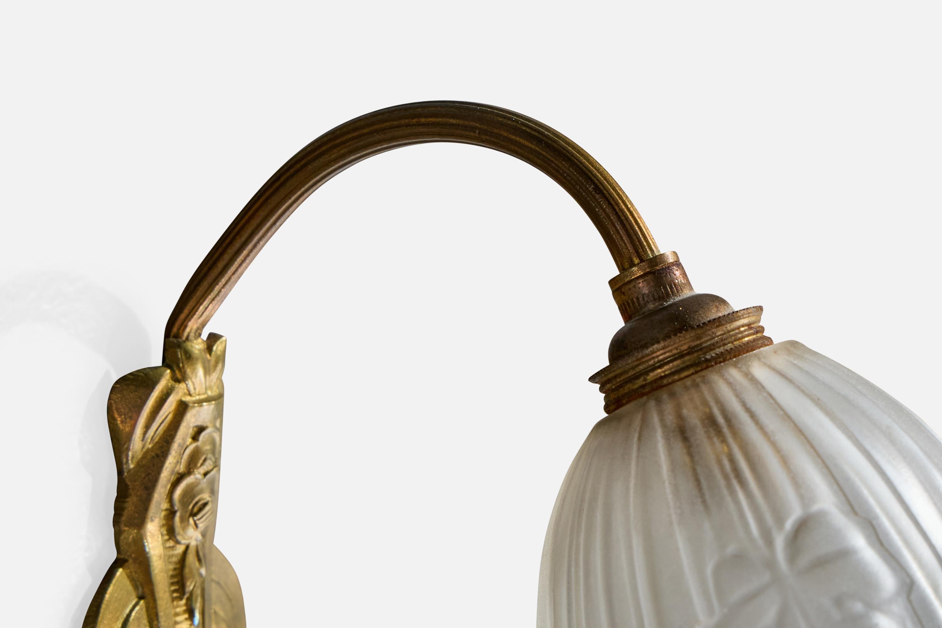 Französische Designerin, Wandleuchte, Messing, Glas, Frankreich, 1930er Jahre im Angebot 2