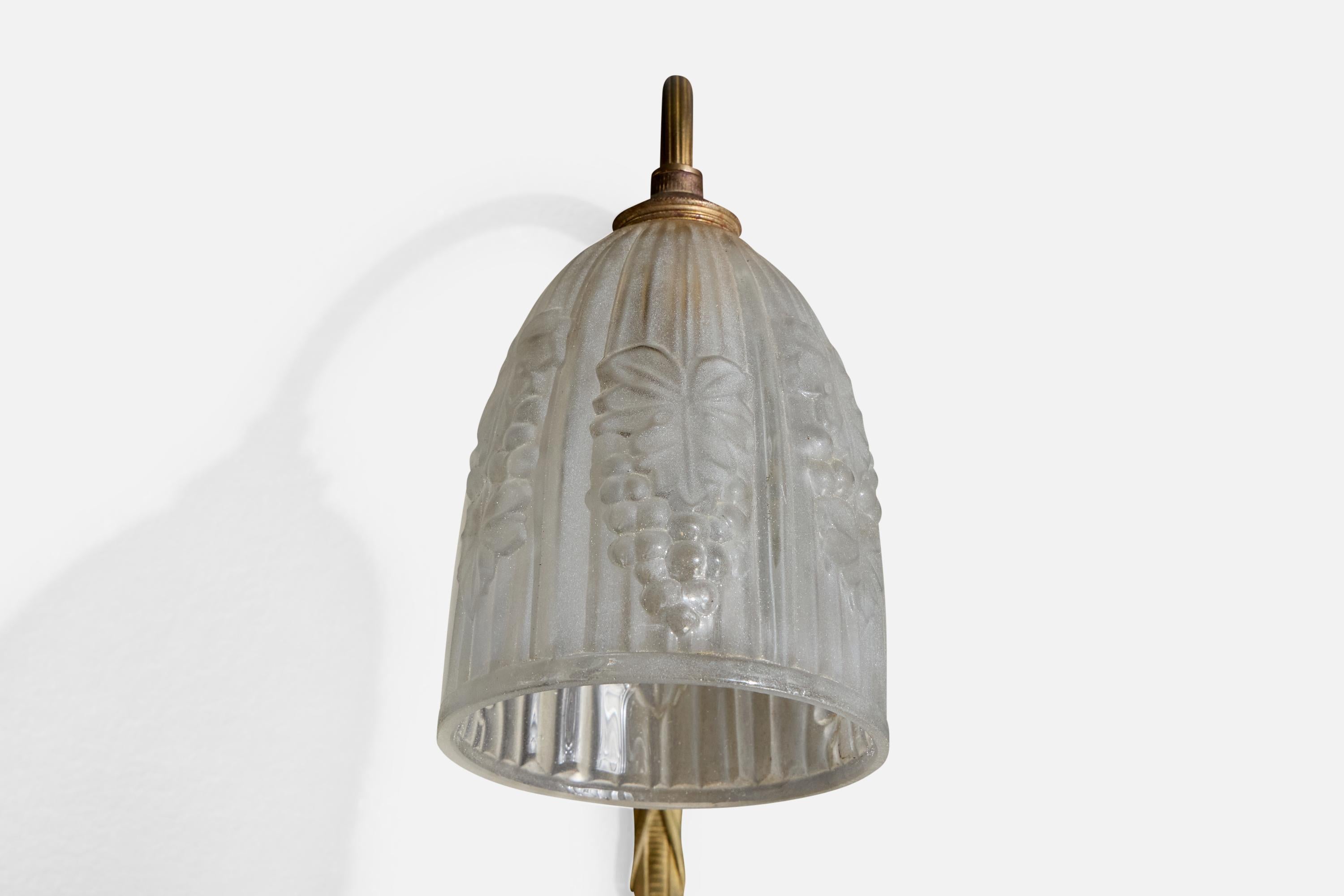 Französische Designerin, Wandleuchte, Messing, Glas, Frankreich, 1930er Jahre im Angebot 3