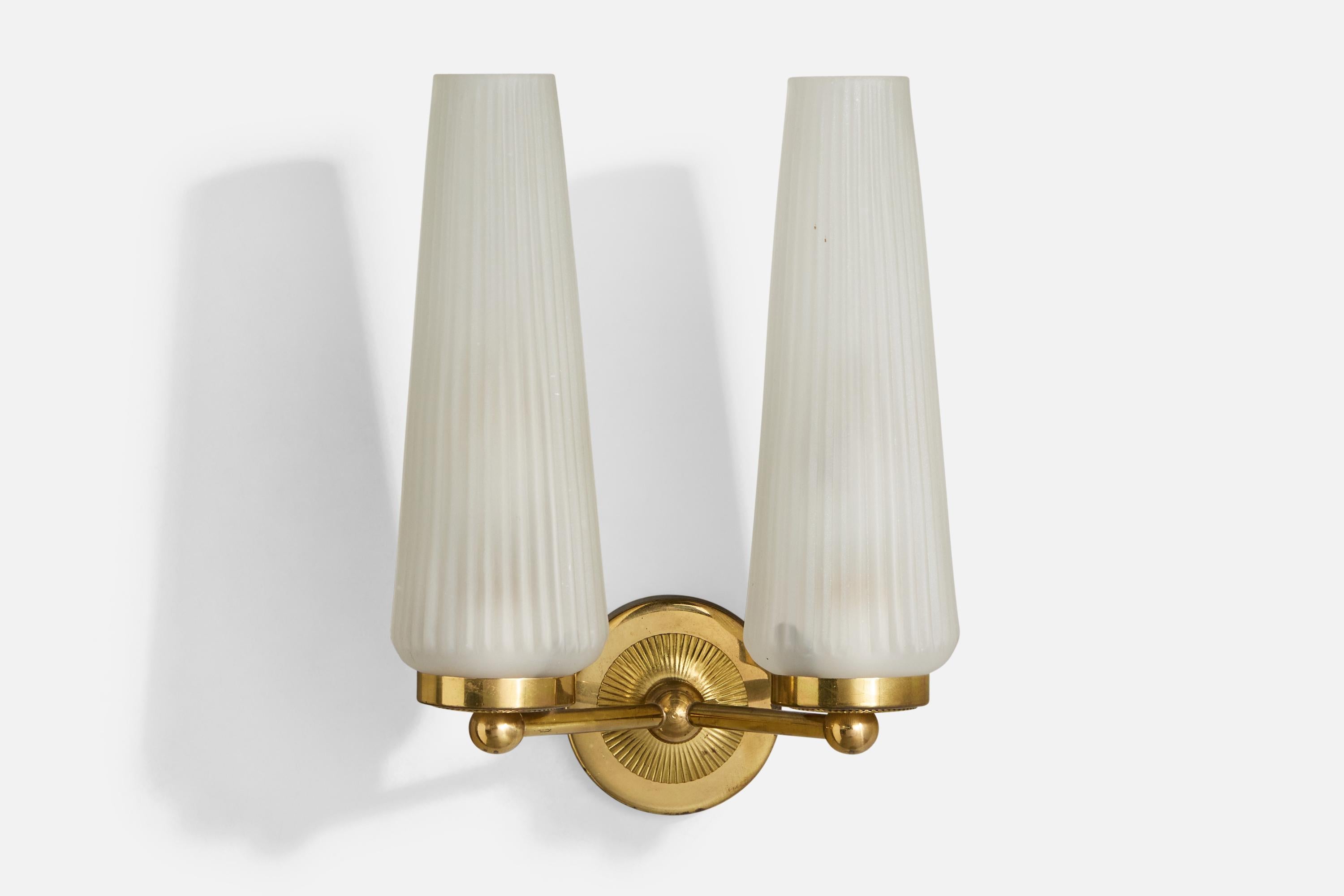 A brass and fluted opaline glass wall light likely designed and produced in France, c. 1950s.

Overall Dimensions (Inches): 9.5” H x 7” W x 4.75“ D

Back Plate Dimensions (Inches): ” H x “ W x ” D

Bulb Specifications: E-14

Number of Sockets (per