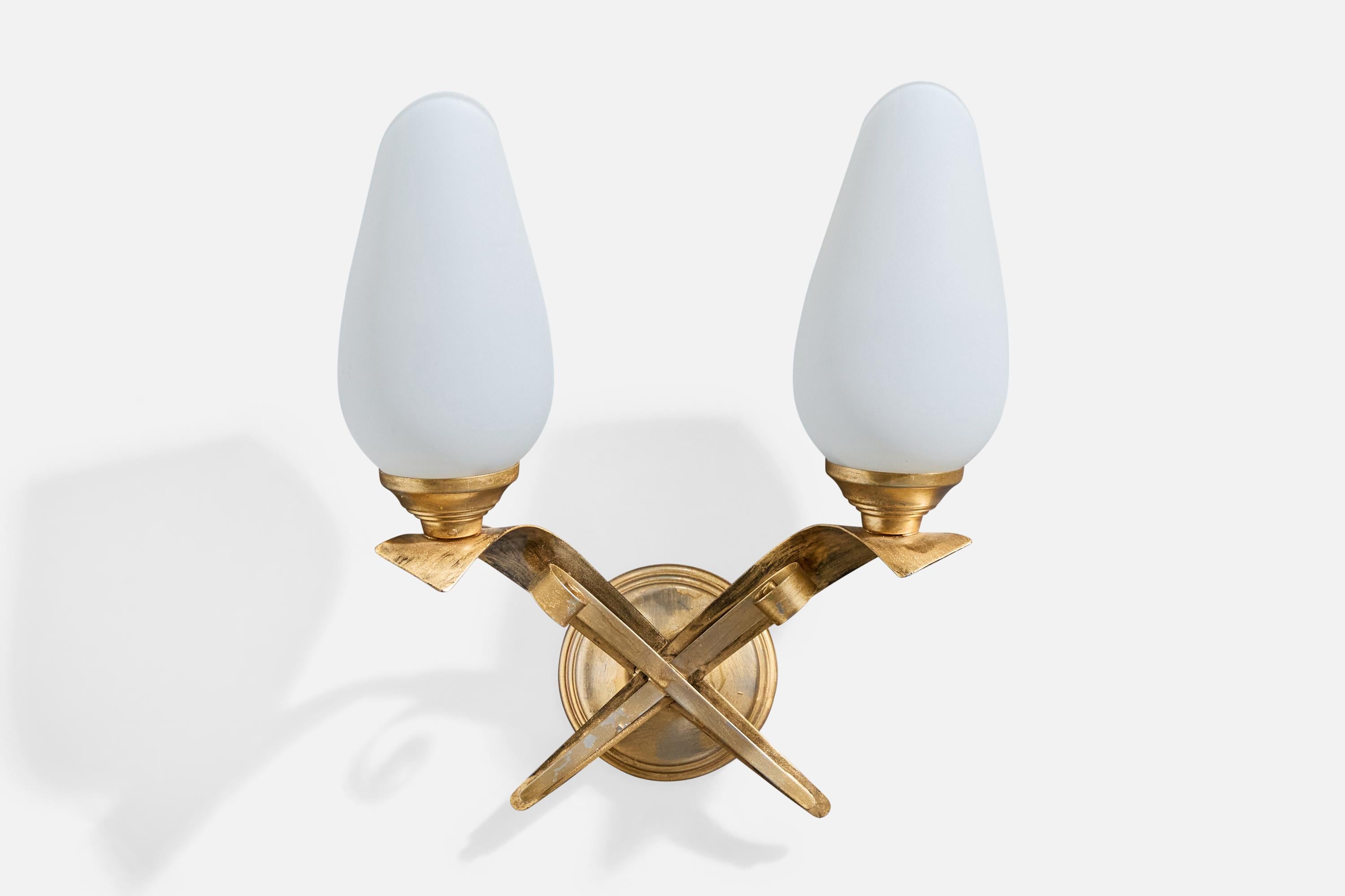 Un'applique in ottone e vetro opalino bianco progettata e prodotta in Francia, negli anni '50 circa.

Dimensioni complessive (pollici): 10,5 