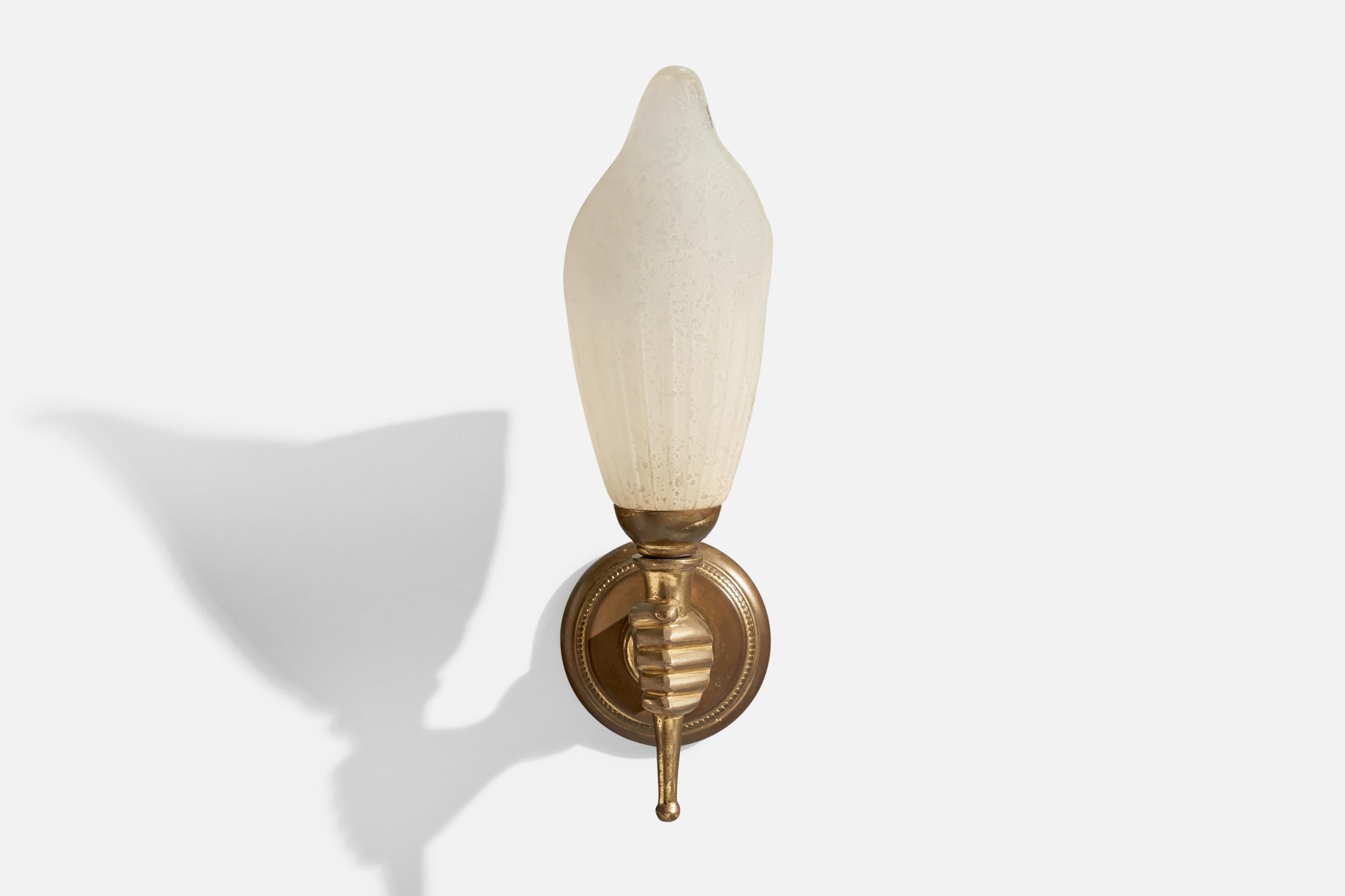 French Designer, Wall Light, Brass, Glass, France, 1950s In Good Condition For Sale In High Point, NC