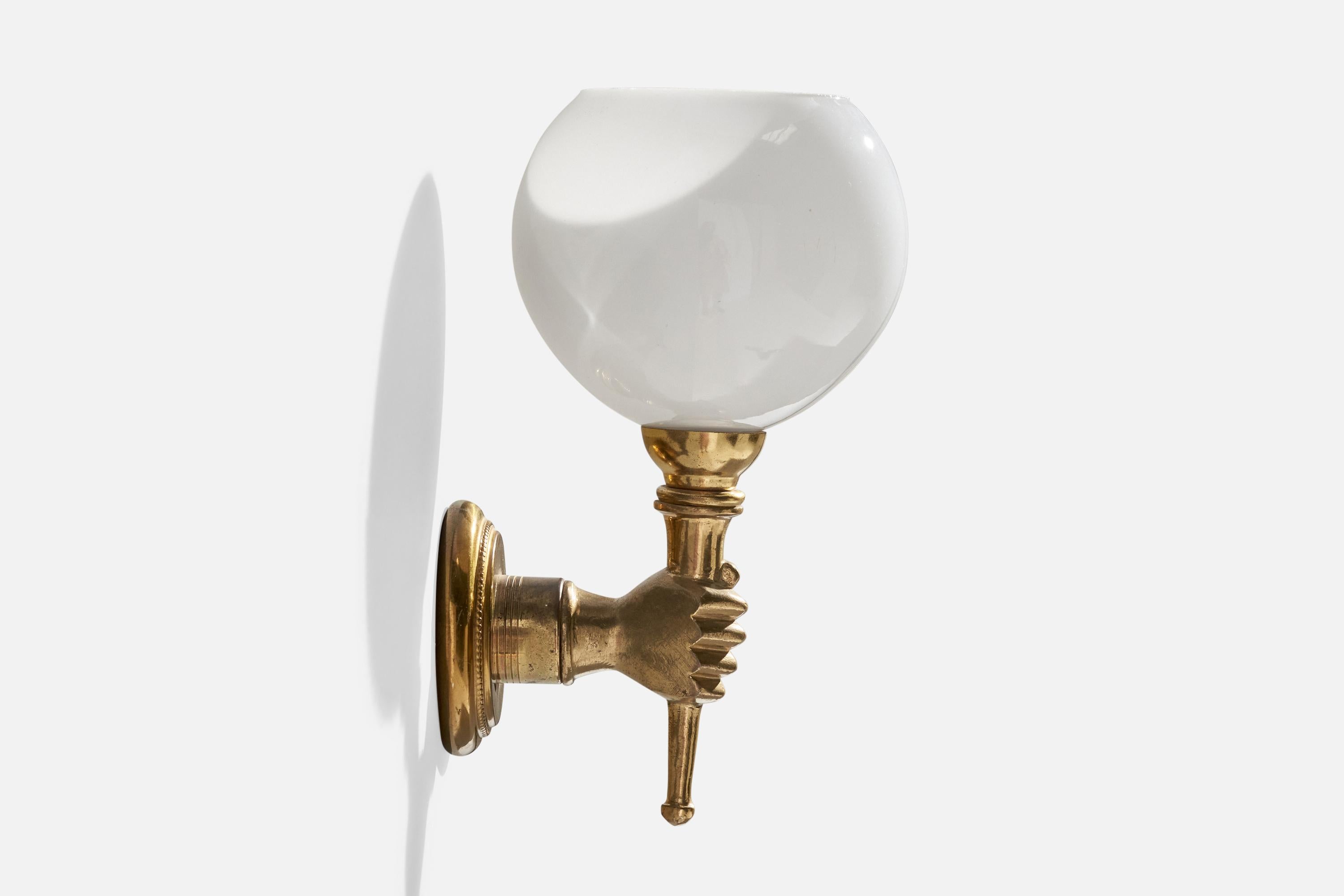 French Designer, Wall Light, Brass, Glass, France, 1950s In Good Condition For Sale In High Point, NC