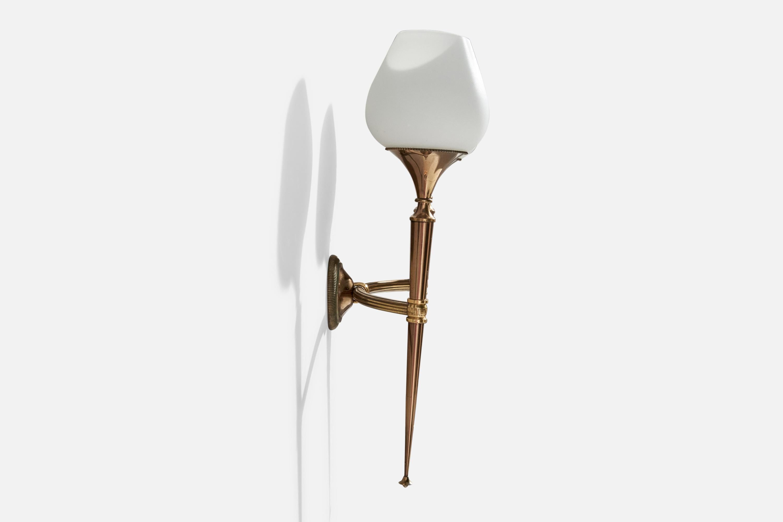 French Designer, Wall Light, Brass, Glass, France, 1950s In Good Condition For Sale In High Point, NC