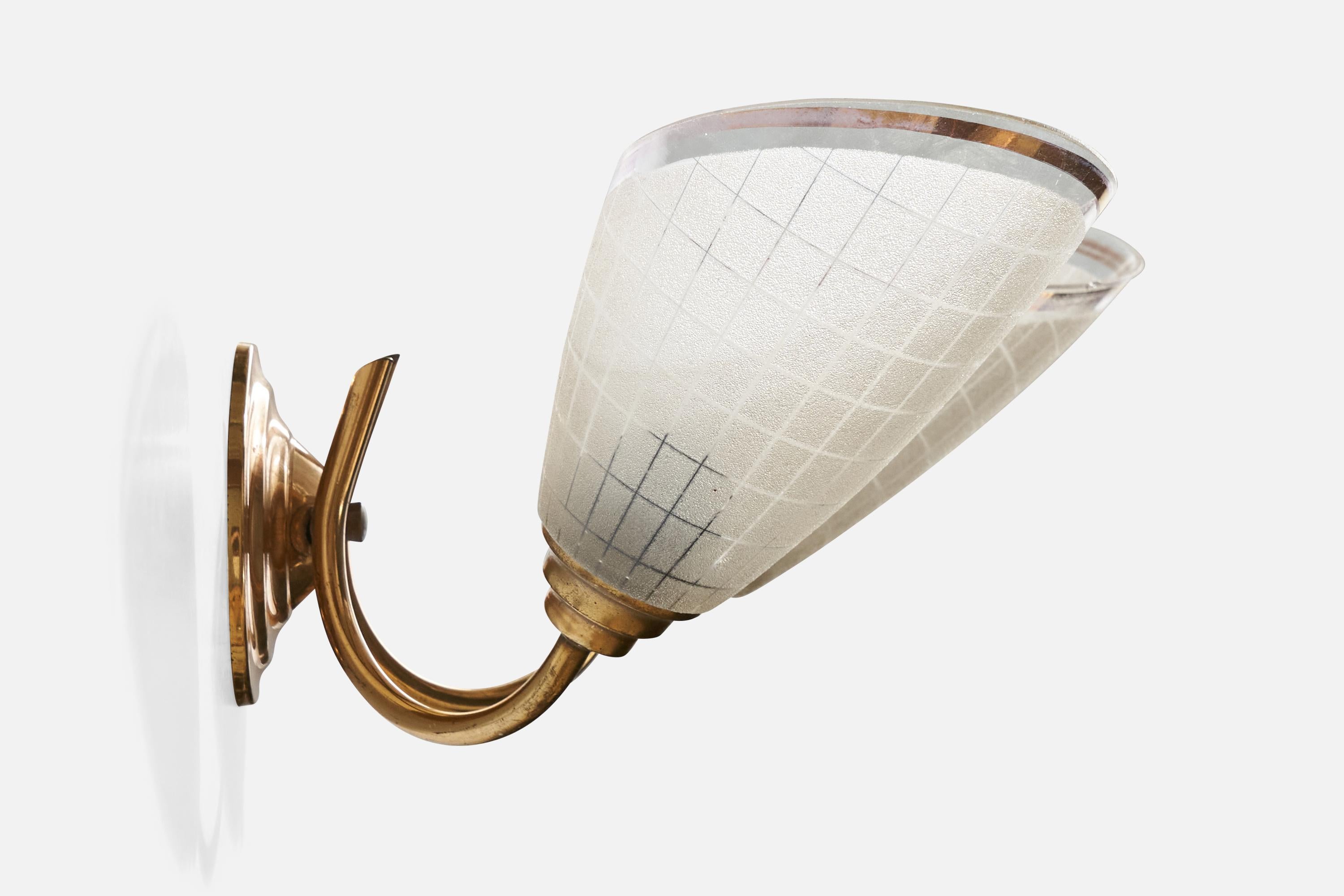 French Designer, Wall Light, Brass, Glass, France, 1950s In Good Condition For Sale In High Point, NC