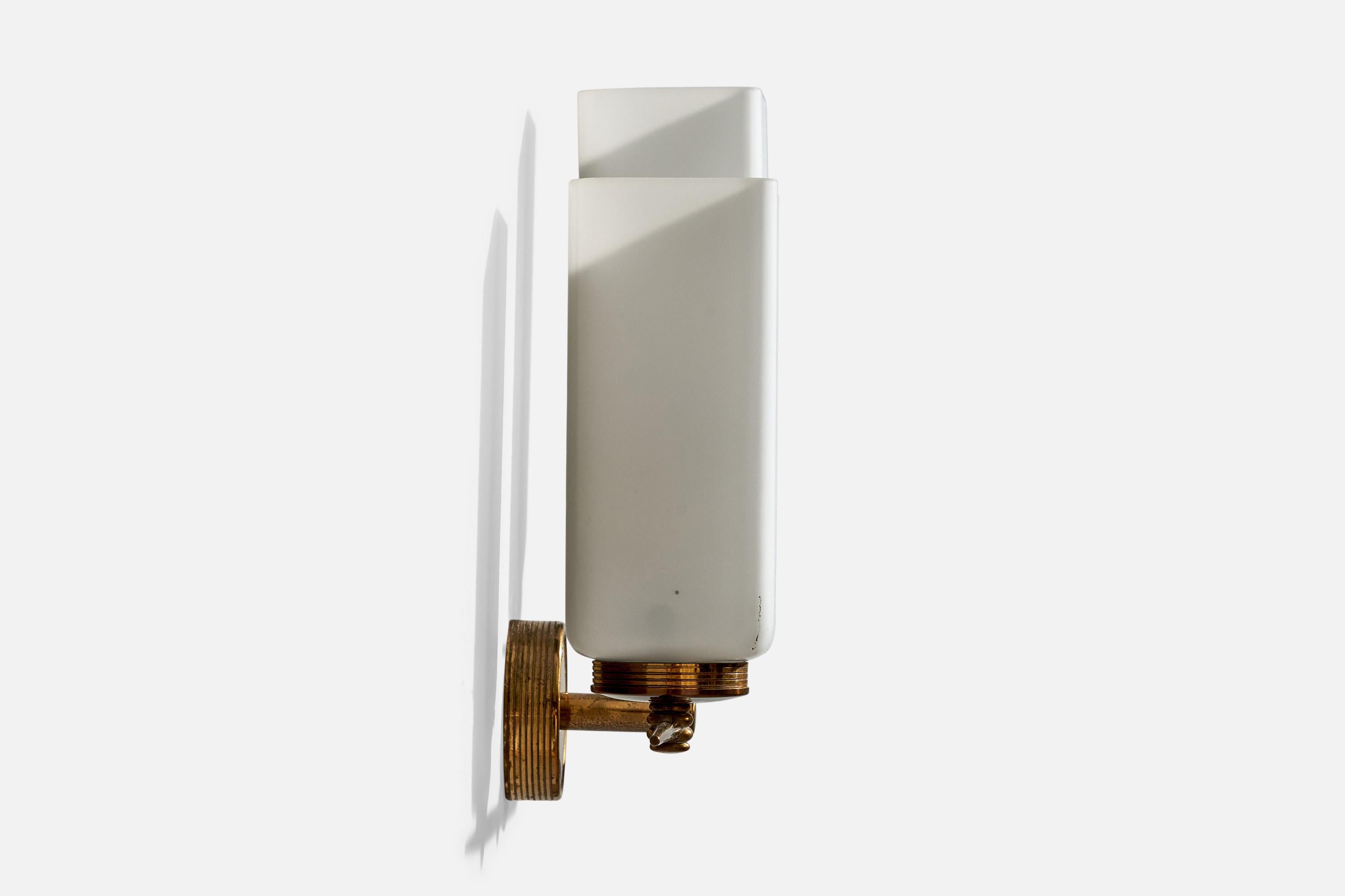 French Designer, Wall Light, Brass, Glass, France, 1950s In Good Condition For Sale In High Point, NC