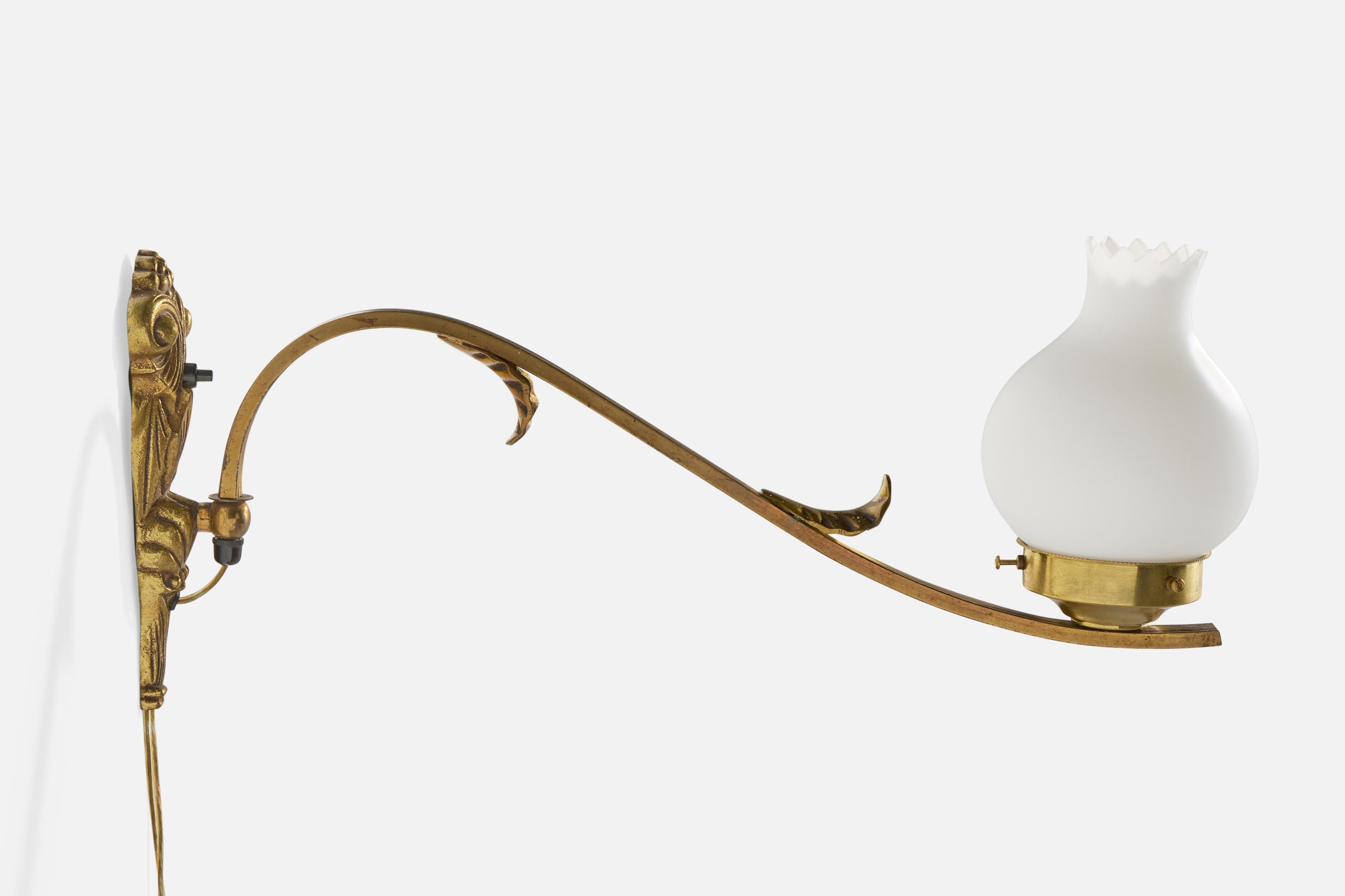 French Designer, Wall Light, Brass, Glass, France, 1950s In Good Condition For Sale In High Point, NC