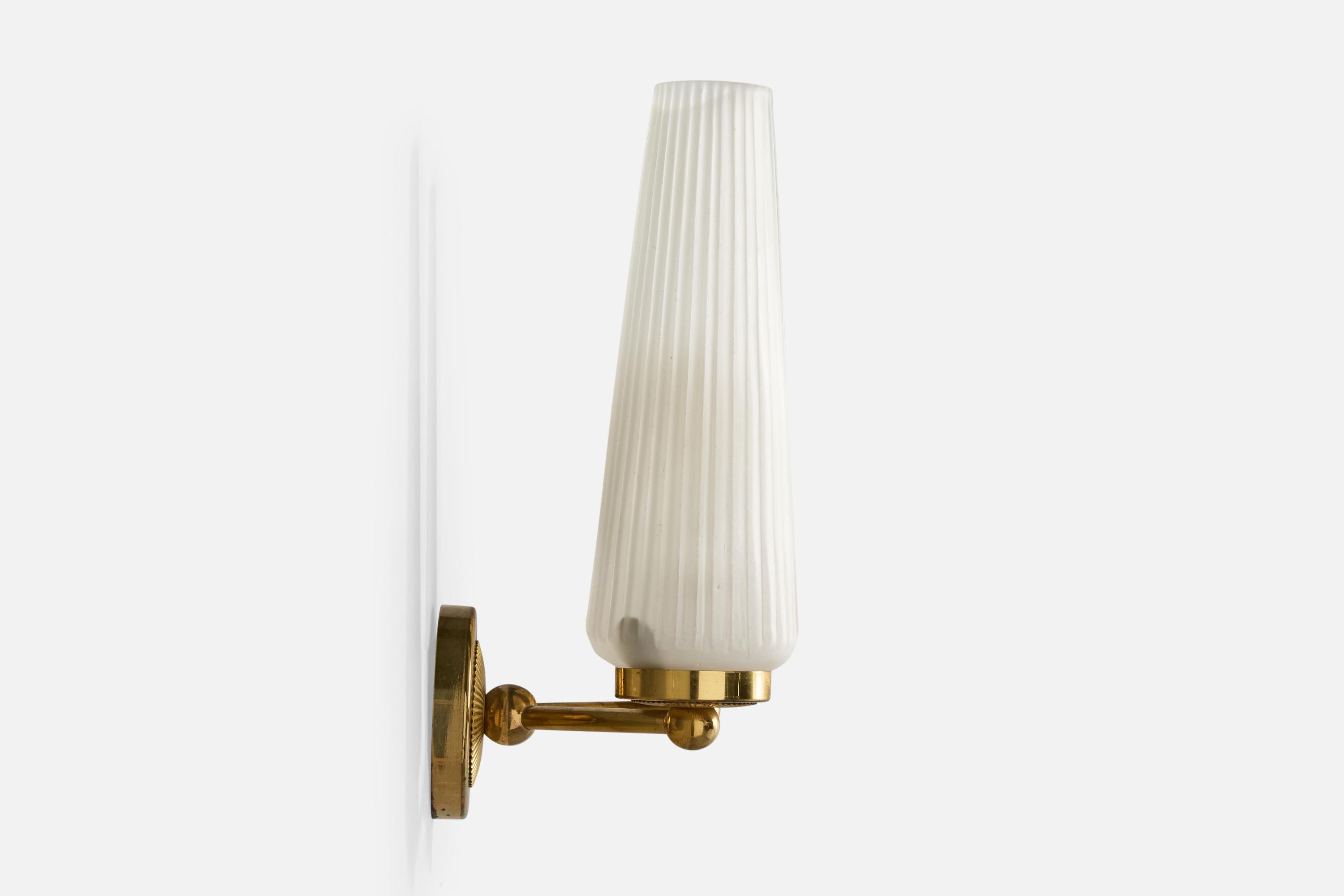 French Designer, Wall Light, Brass, Glass, France, 1950s In Good Condition For Sale In High Point, NC