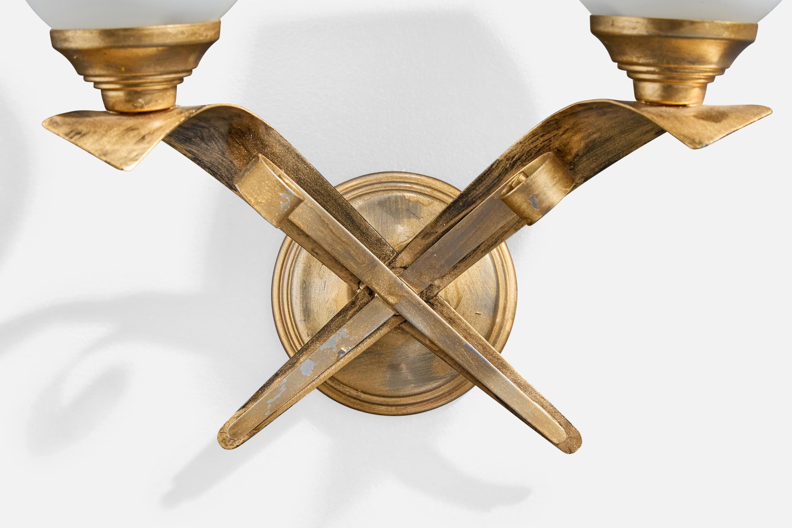 Metà XX secolo Lampada da parete di design francese, ottone, vetro, Francia, anni '1950 in vendita