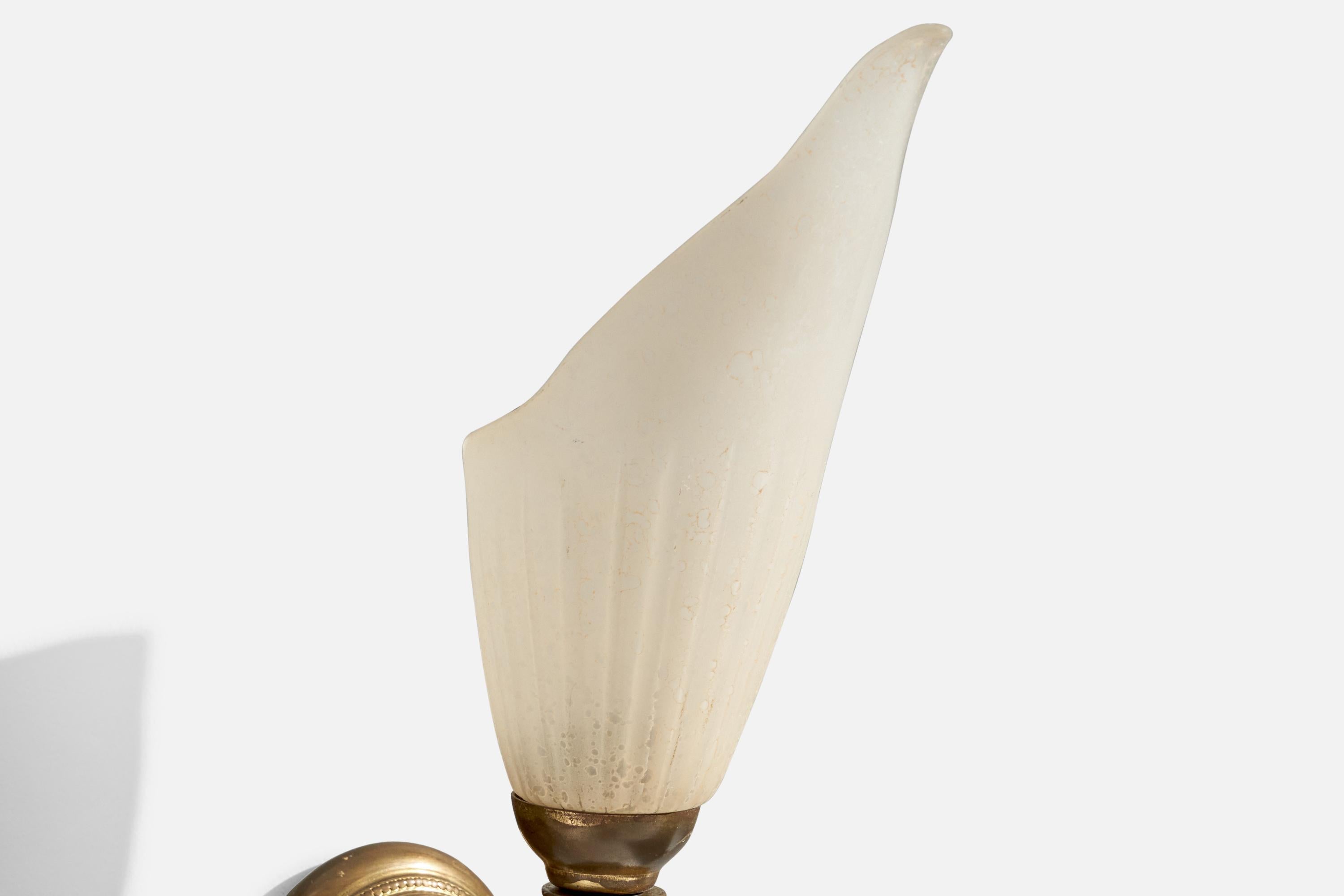 French Designer, Wall Light, Brass, Glass, France, 1950s For Sale 2