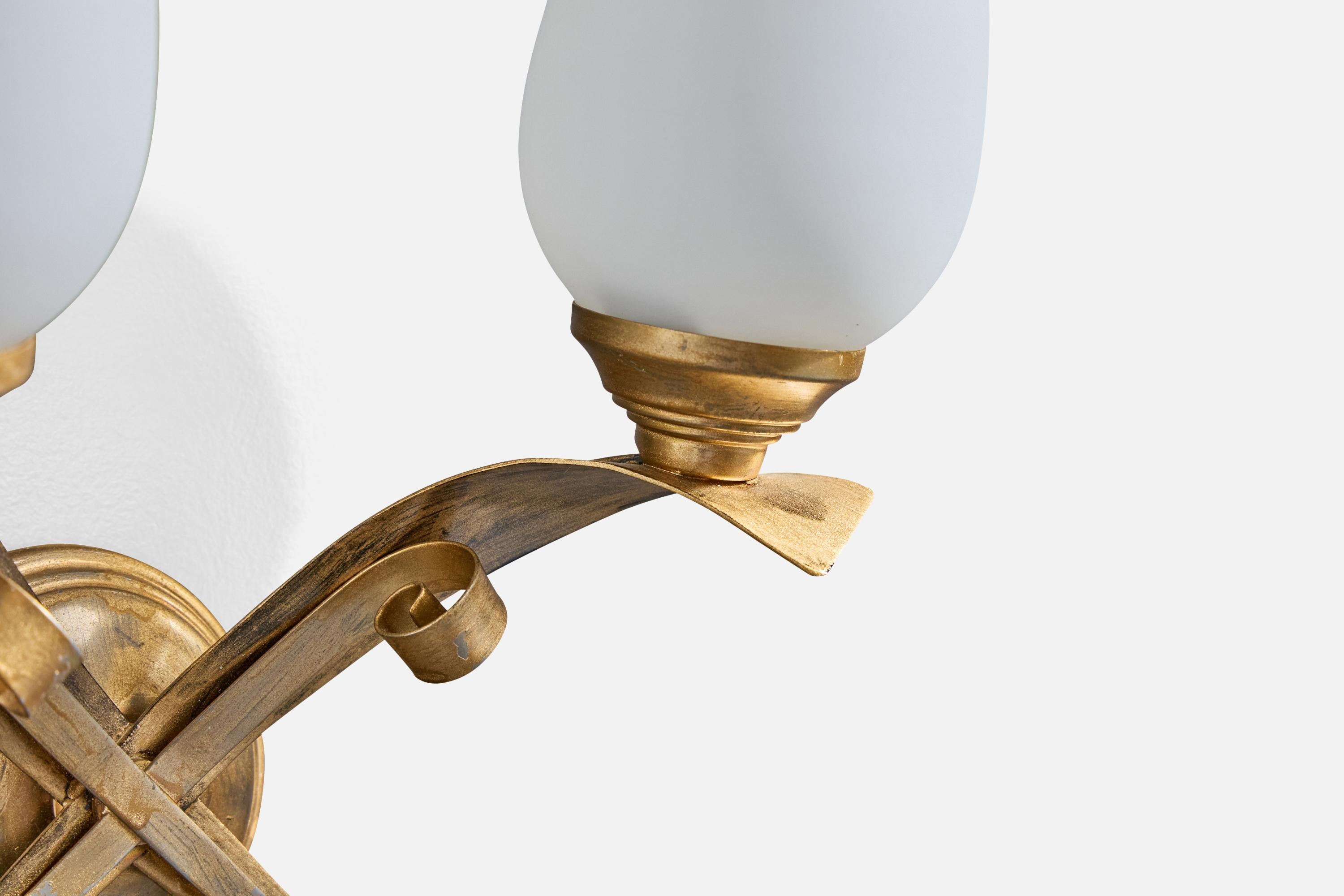 Ottone Lampada da parete di design francese, ottone, vetro, Francia, anni '1950 in vendita