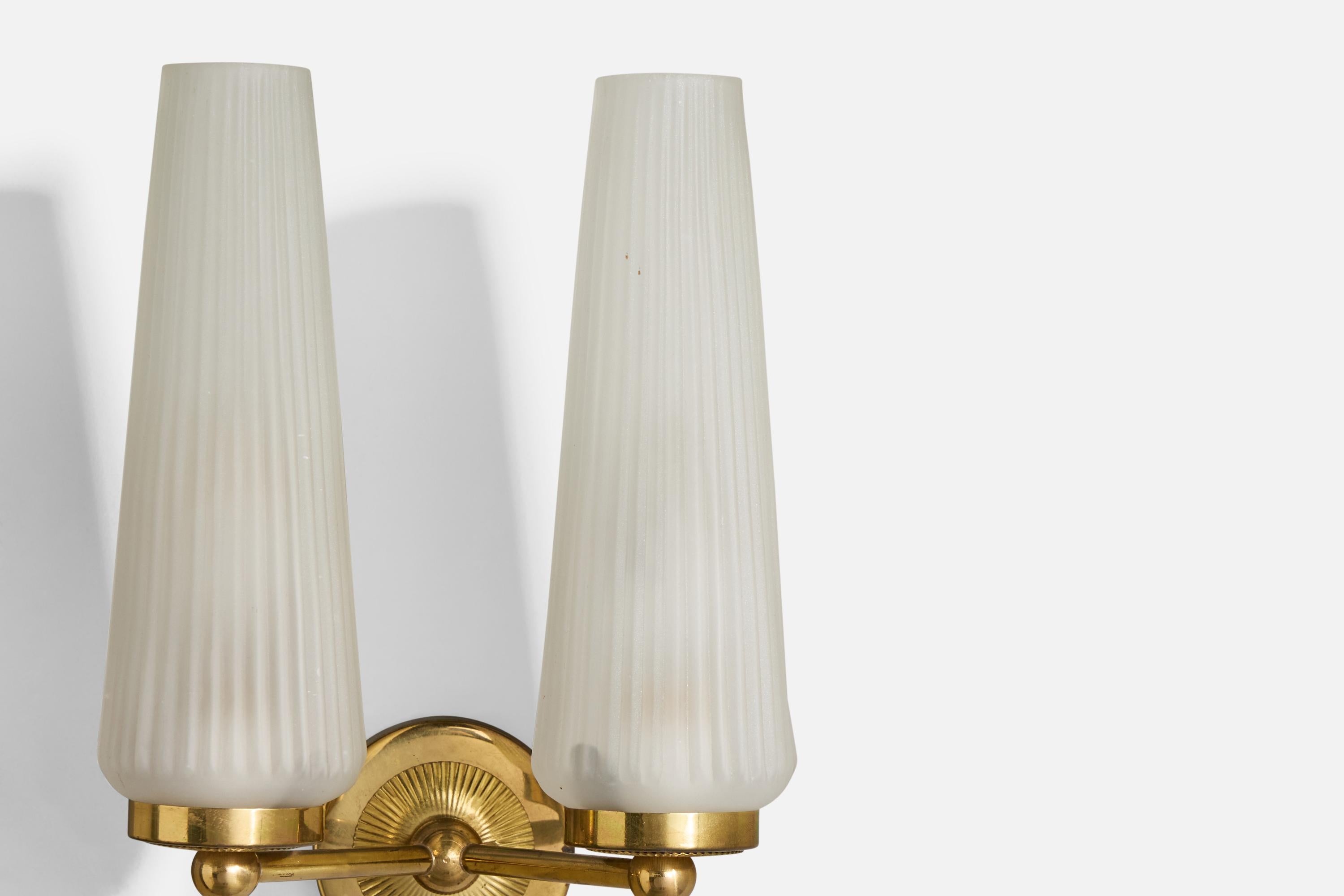 French Designer, Wall Light, Brass, Glass, France, 1950s For Sale 2