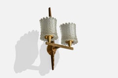Französische Designerin, Wandleuchte, Messing, Glas, Frankreich, 1960er Jahre