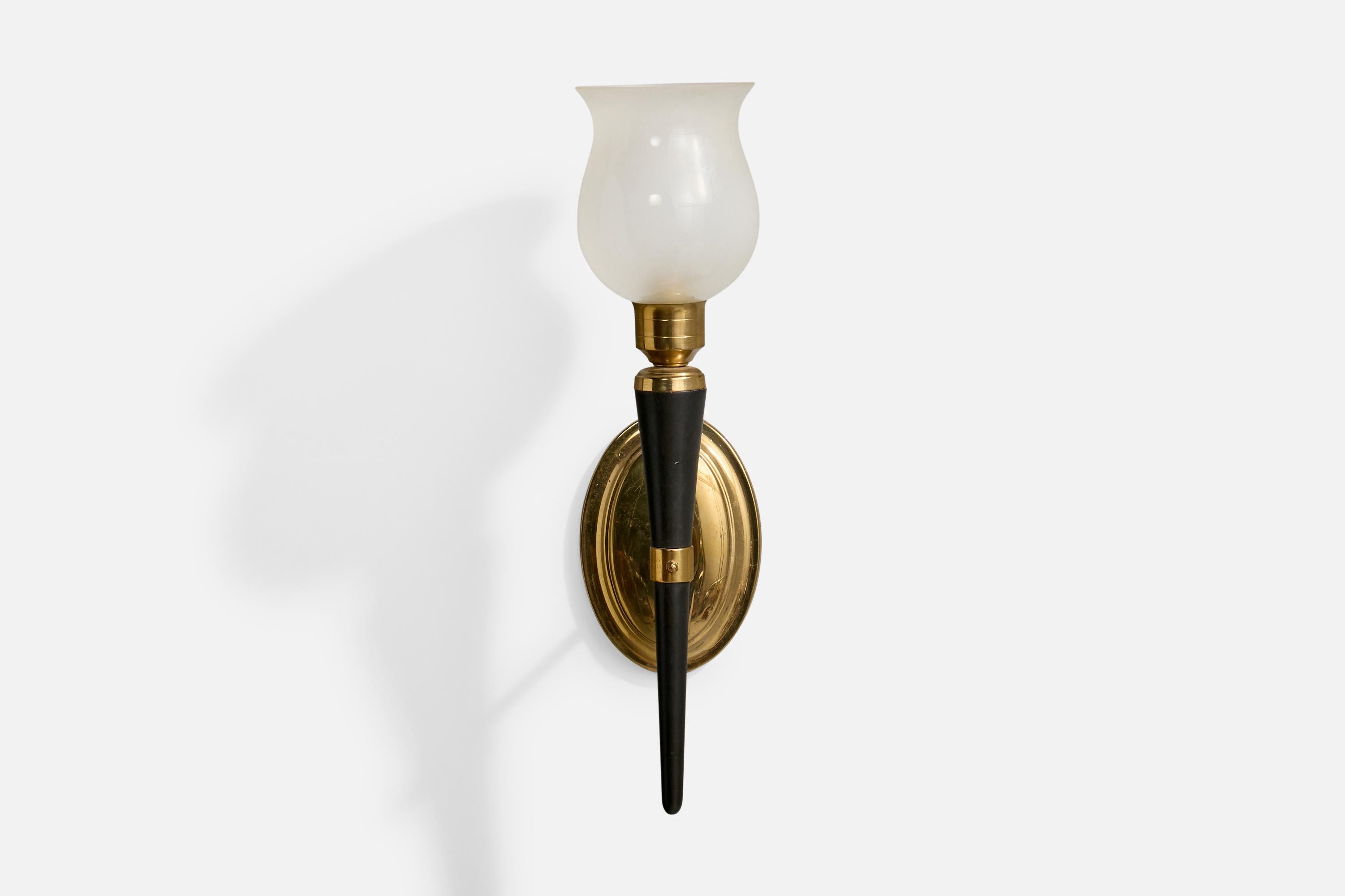 Französischer Designer, Wandleuchte, Messing, Glas, Metall, Frankreich, 1950er Jahre (Moderne der Mitte des Jahrhunderts) im Angebot