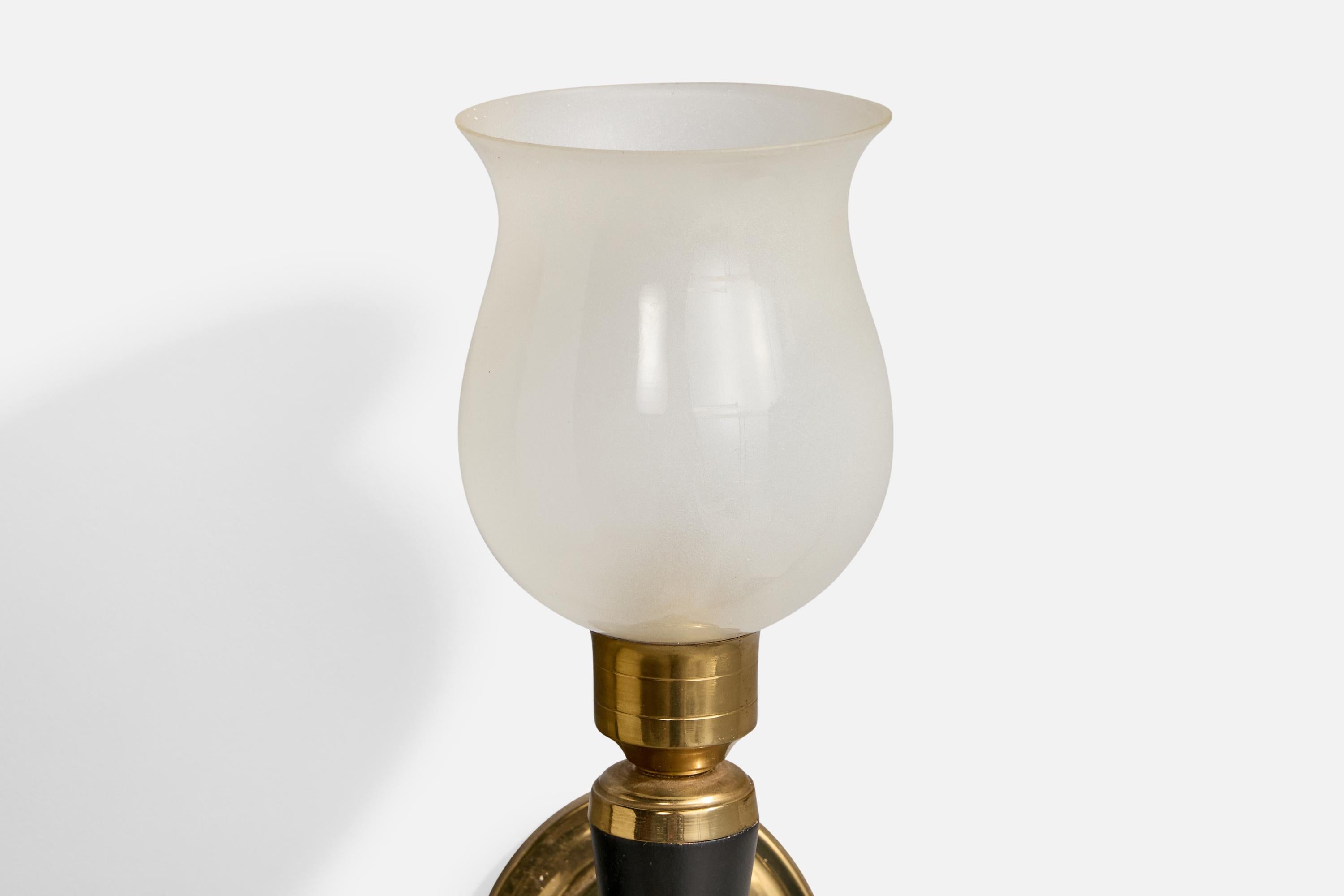 Französischer Designer, Wandleuchte, Messing, Glas, Metall, Frankreich, 1950er Jahre im Angebot 2