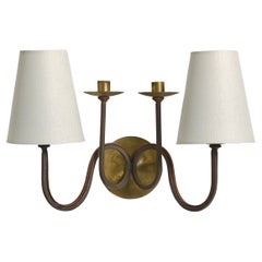 Lampada da parete di design francese, ottone, ferro, tessuto, Francia, anni '40