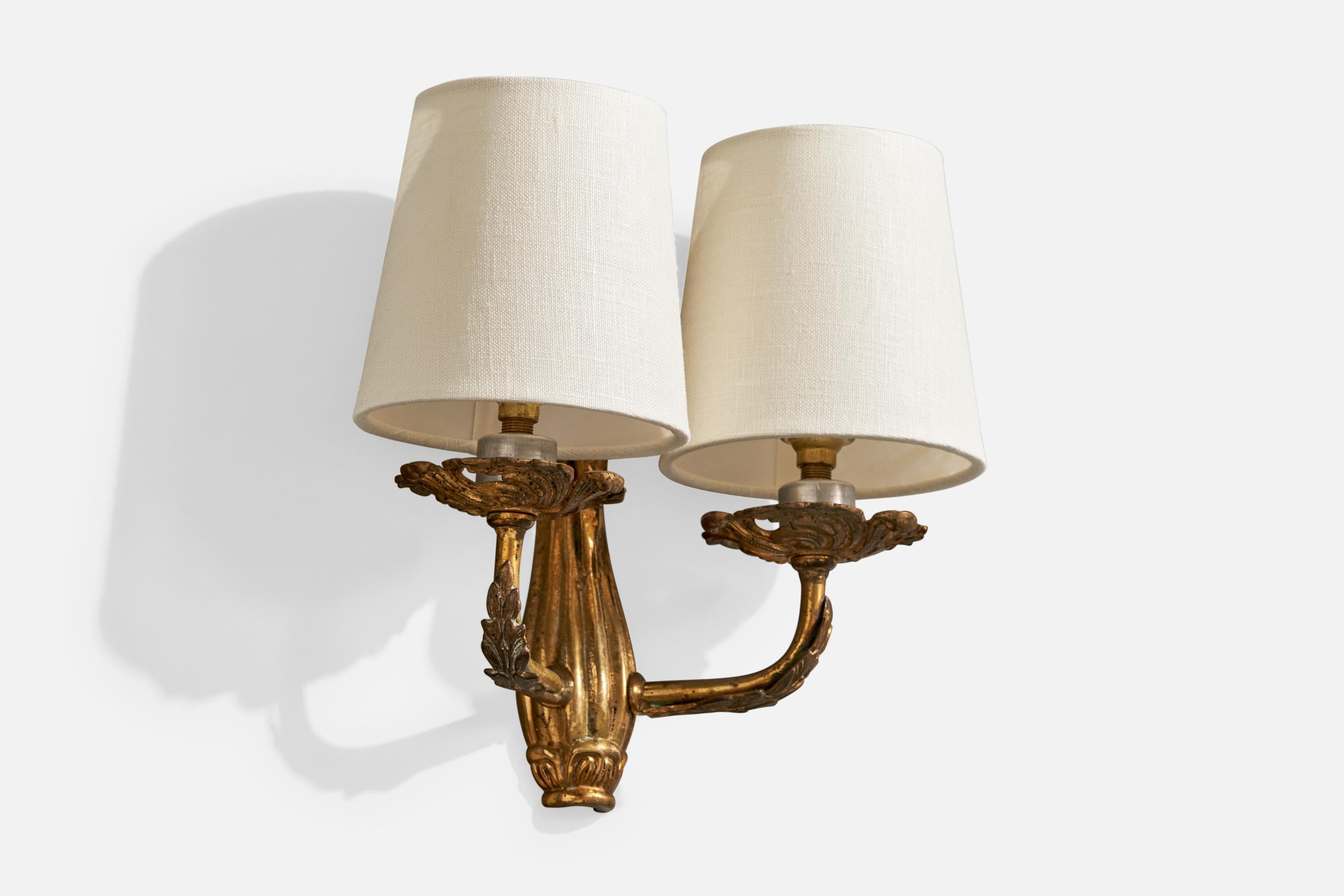 French Designer, Wall Light, Brass, Metal, Fabric, 1940s In Good Condition For Sale In High Point, NC