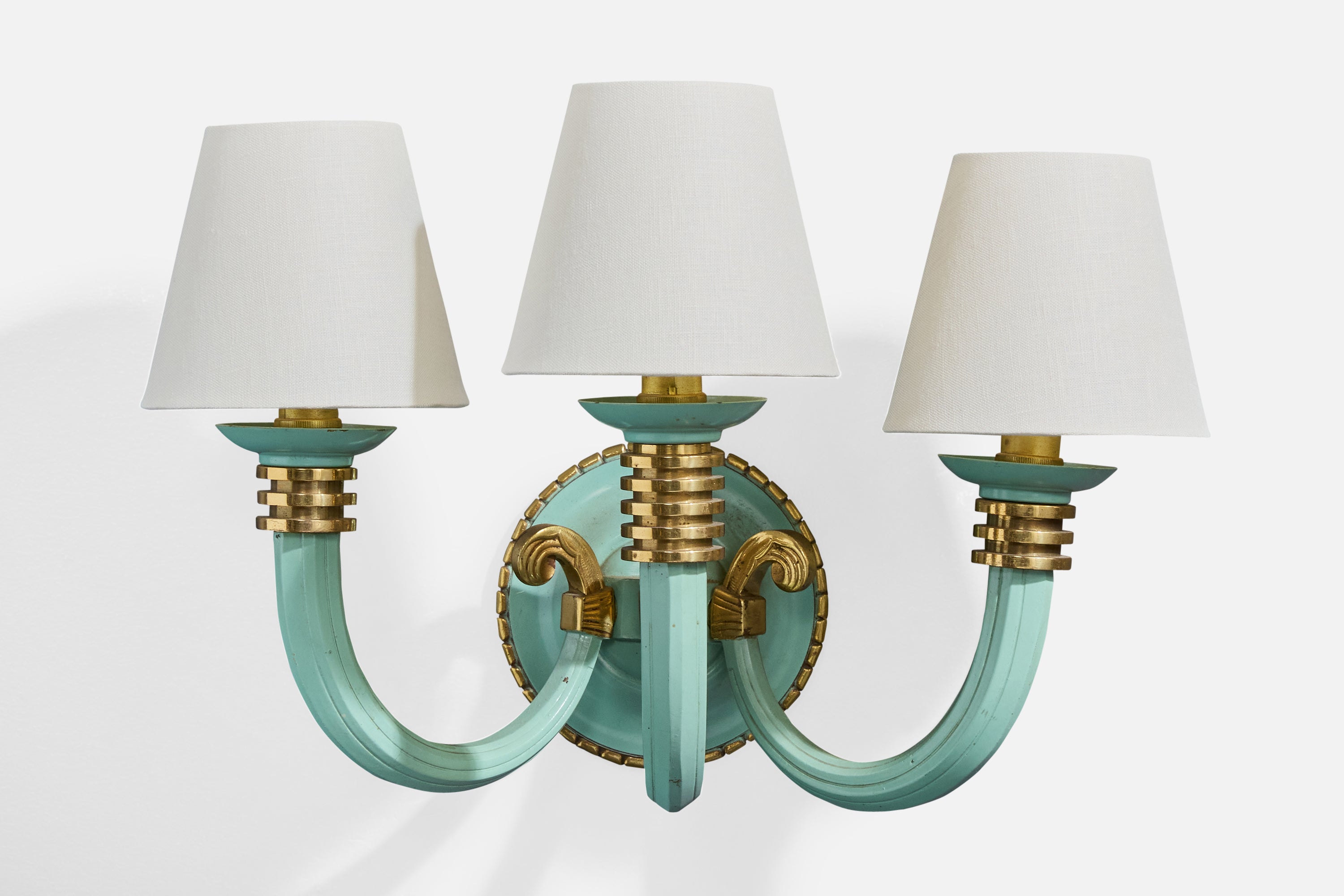 Applique in ottone, metallo dipinto di turchese e tessuto bianco, progettata e prodotta in Francia, anni '40 circa.

Usura presente nella vernice turchese, leggerissima ossidazione presente nell'ottone. 

Dimensioni complessive (pollici): 12,0 