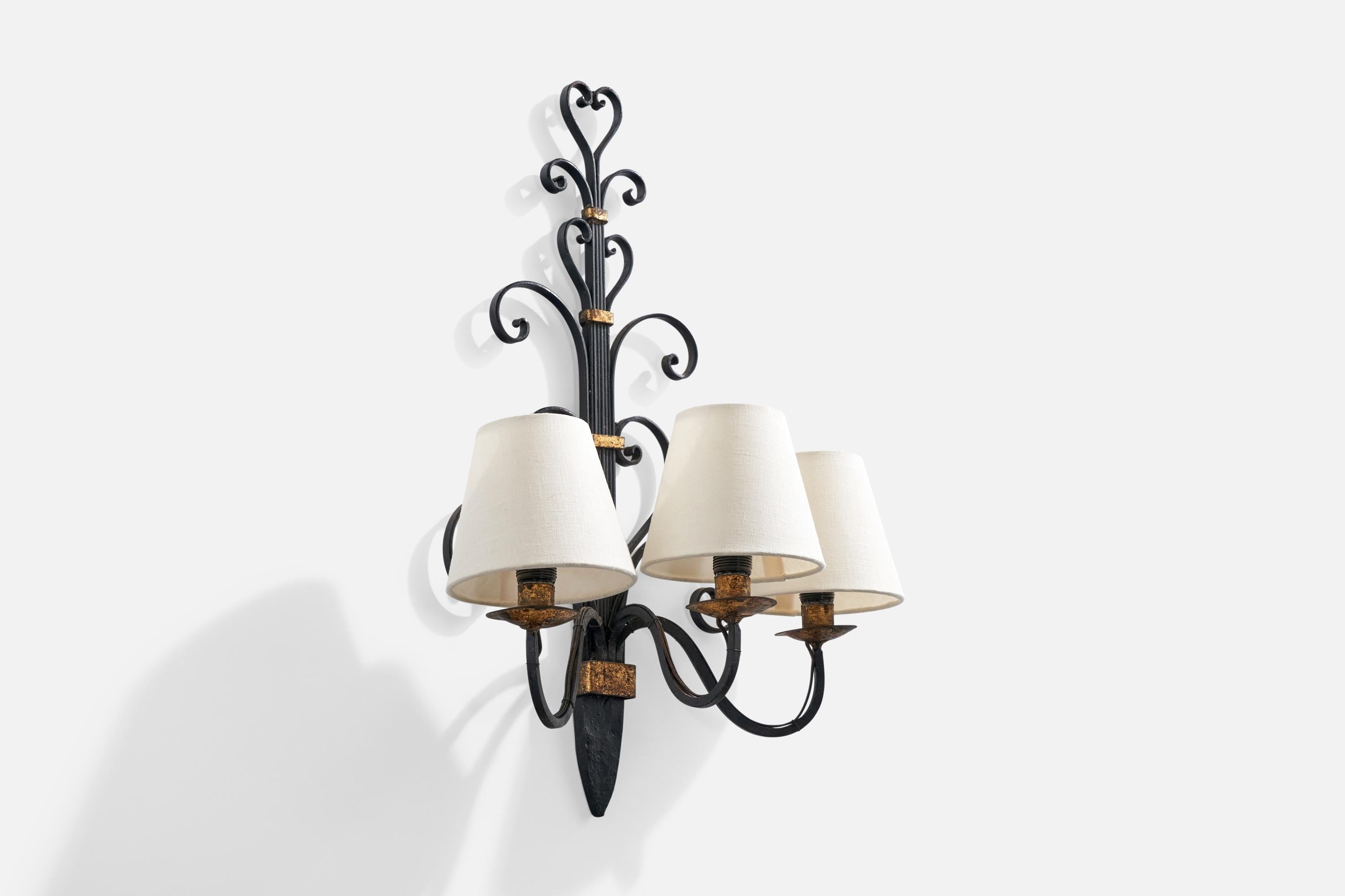 Francese Lampada da parete di design francese, ottone, metallo, tessuto, Francia, anni '1940 in vendita