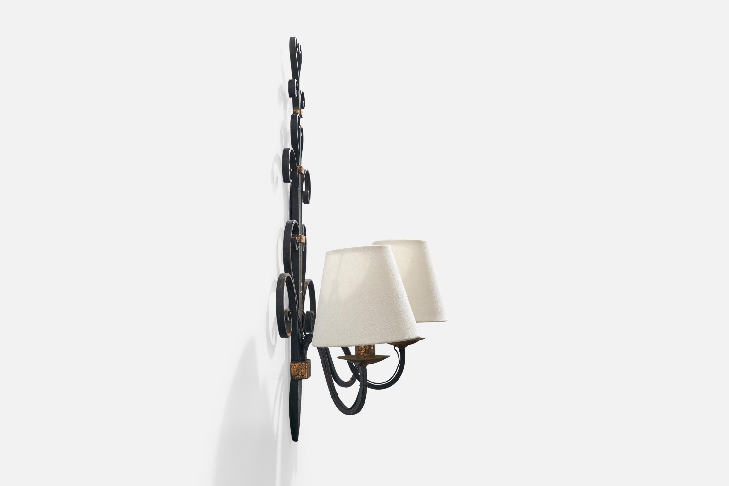 Lampada da parete di design francese, ottone, metallo, tessuto, Francia, anni '1940 In condizioni buone in vendita a High Point, NC