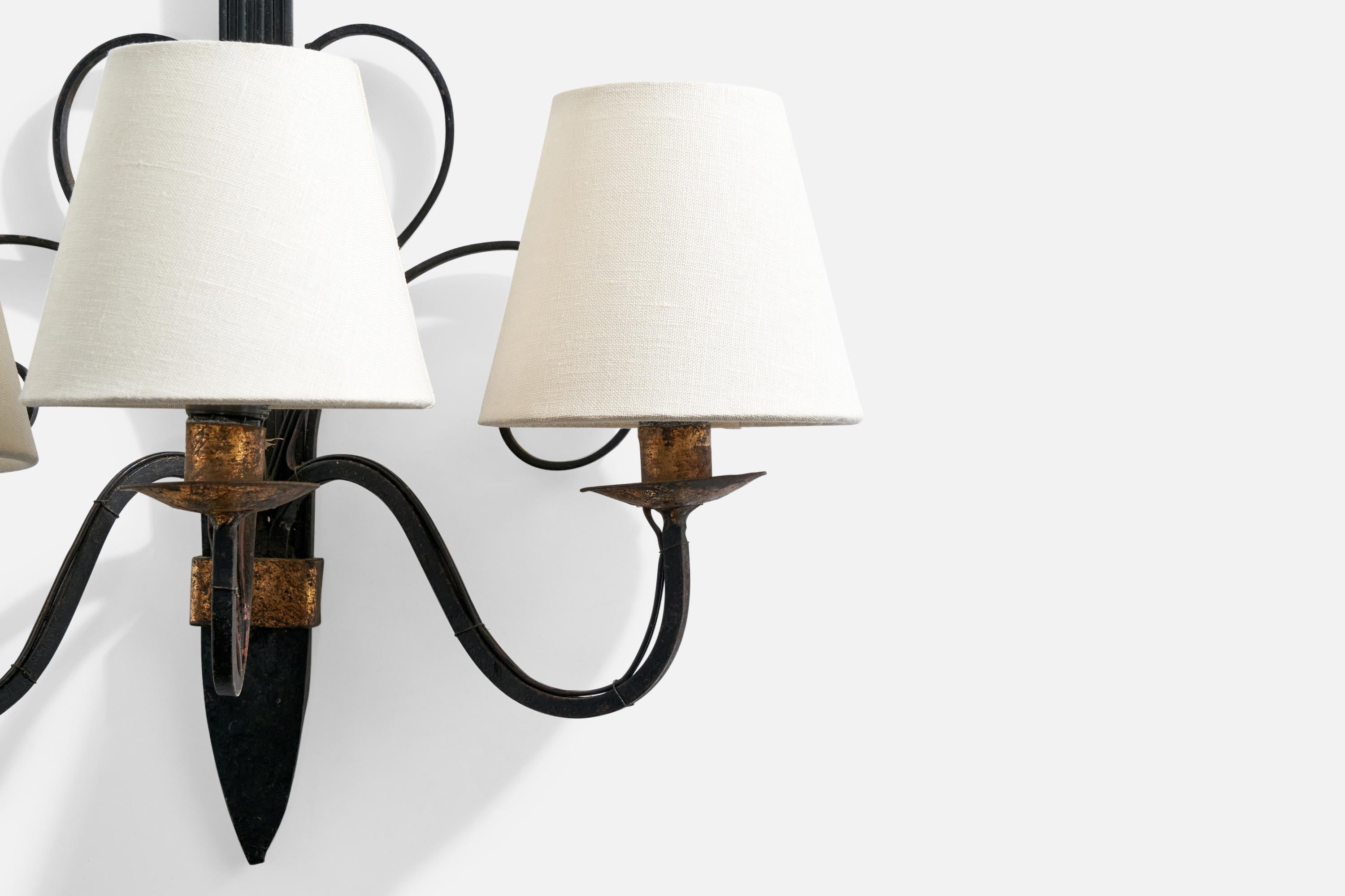 Metallo Lampada da parete di design francese, ottone, metallo, tessuto, Francia, anni '1940 in vendita