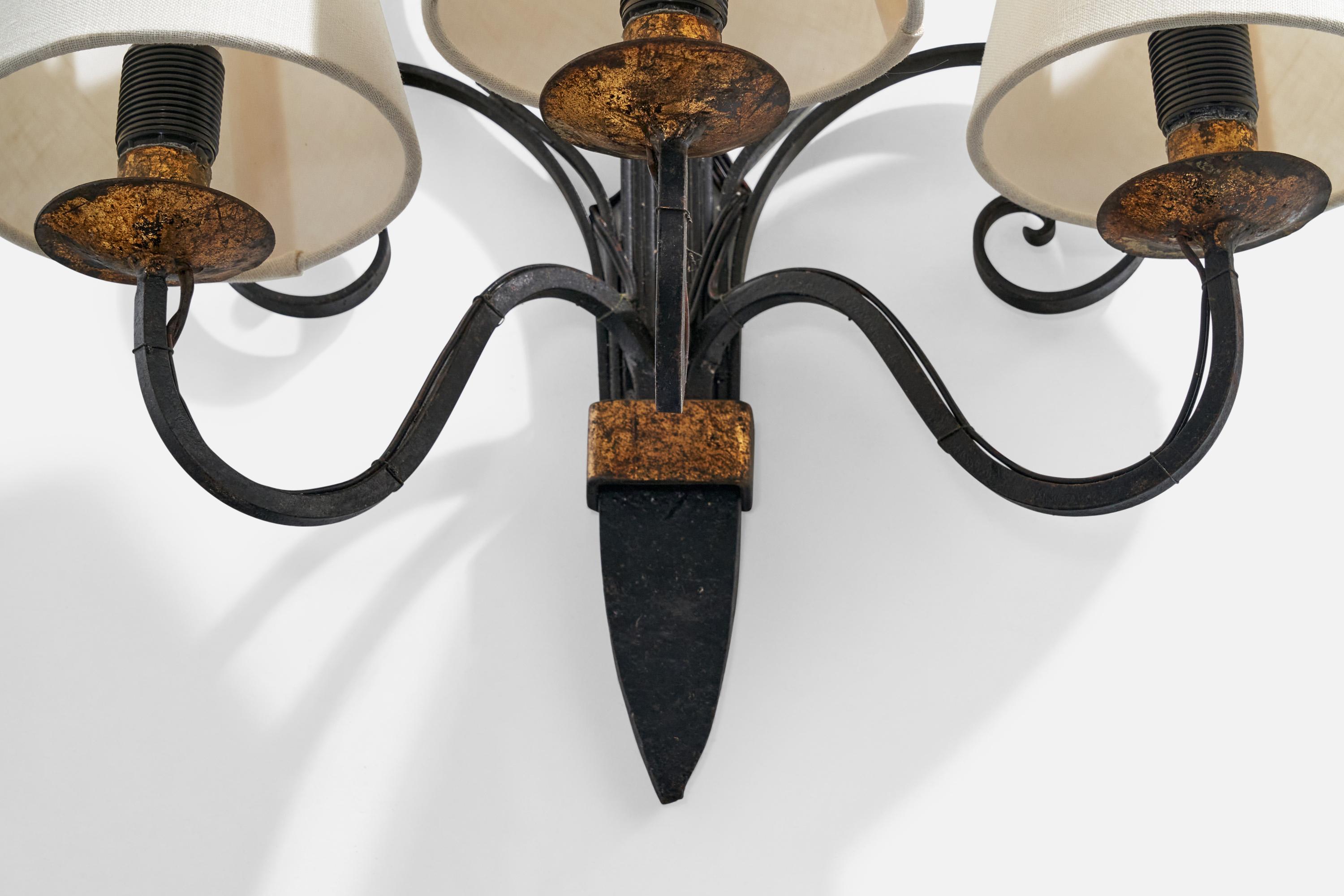 Lampada da parete di design francese, ottone, metallo, tessuto, Francia, anni '1940 in vendita 1