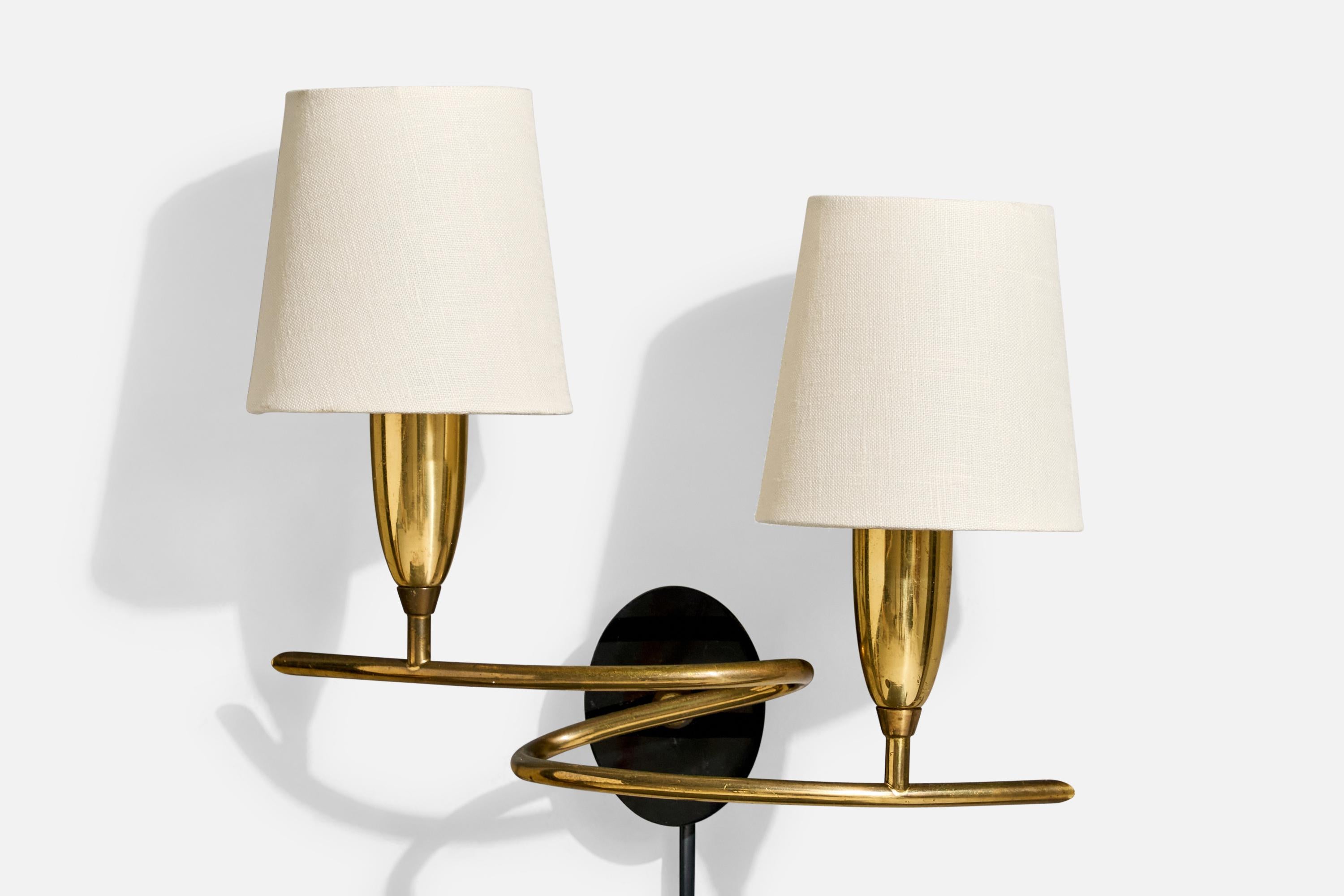 A brass, black-lacquered metal and white fabric wall light designed and produced in France, c. 1950s.

Overall Dimensions (Inches): 9.9” H x 10.5” W x 5.25“ D

Back Plate Dimensions (Inches): 3.2” H x 2.5“ W x 1.15” D

Bulb Specifications: