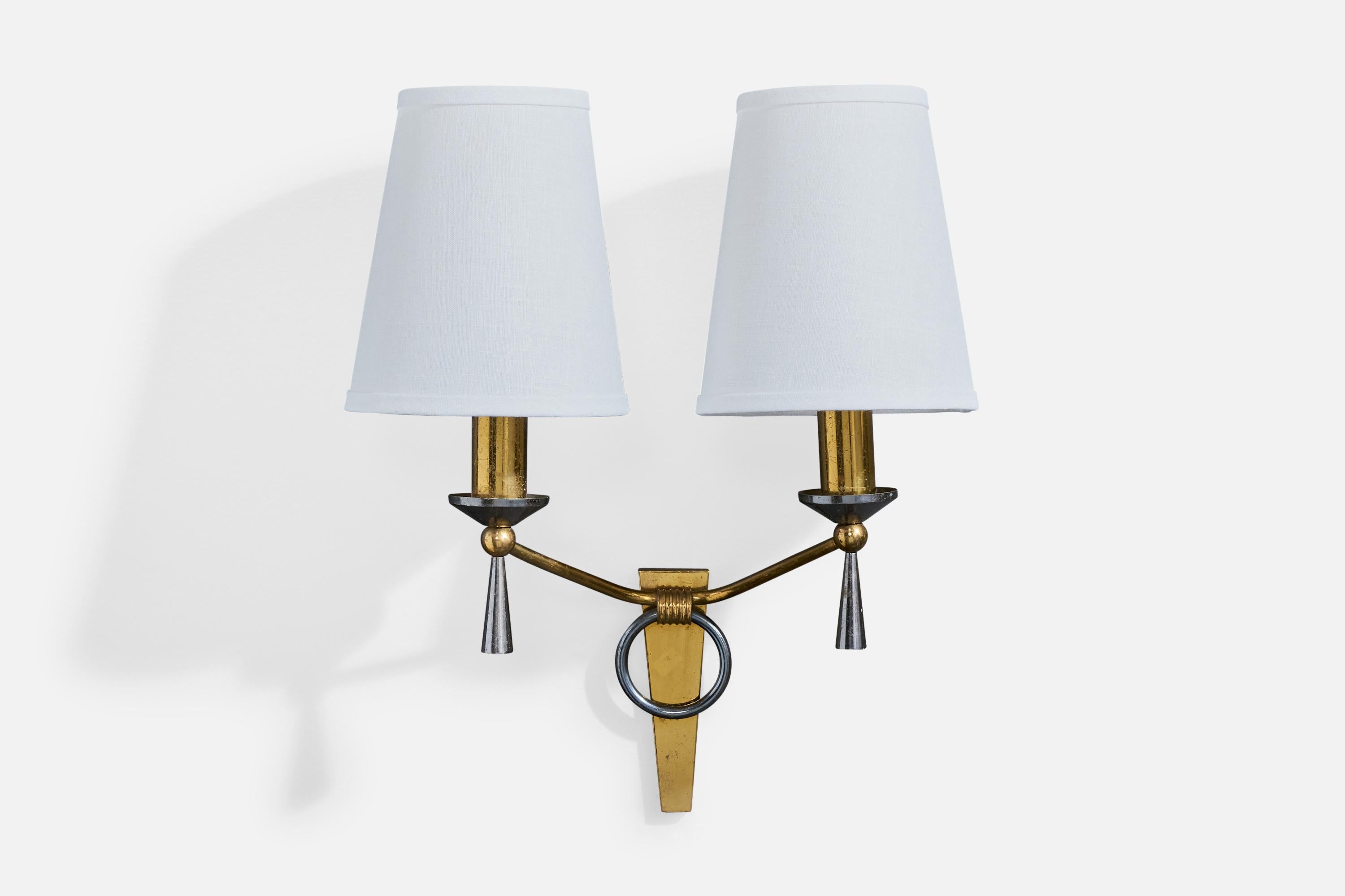 Applique en laiton, métal et tissu blanc, designée et produite en France, C.C. 1950.

Forte oxydation sur l'ensemble du laiton et du métal. 

Dimensions globales (en pouces) : 17,0 