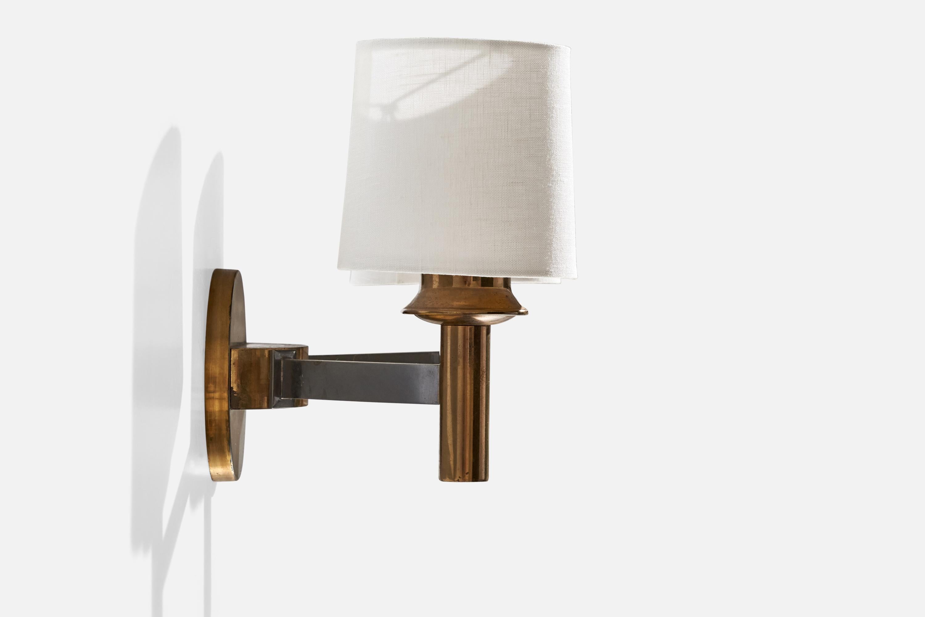 French Designer, Wall Light, Brass, Metal, Fabric, France, 1950s In Good Condition For Sale In High Point, NC